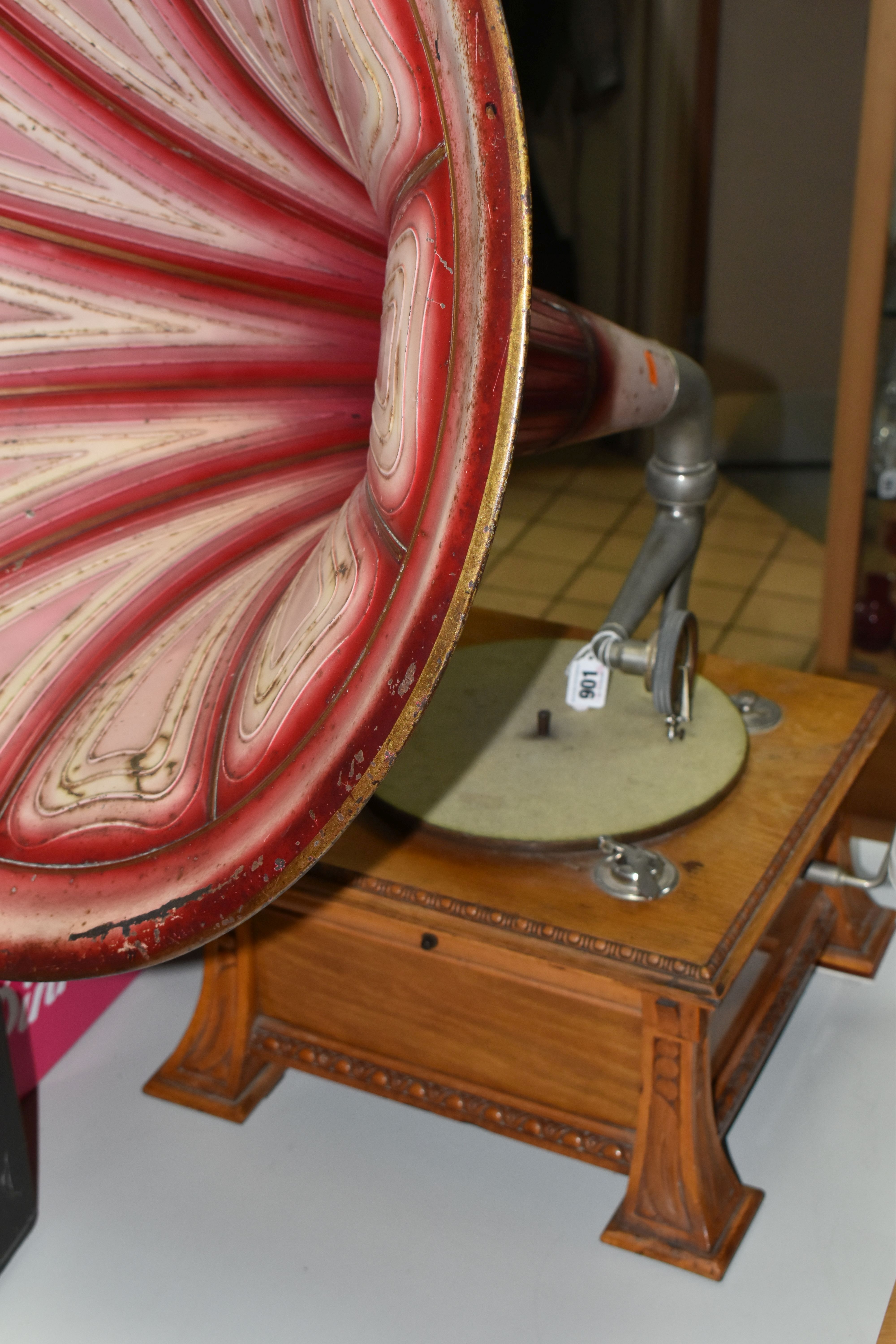 AN EARLY 20TH CENTURY PALE OAK PARLOPHONE TABLE TOP GRAMOPHONE, with moulded edges and on splayed