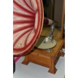 AN EARLY 20TH CENTURY PALE OAK PARLOPHONE TABLE TOP GRAMOPHONE, with moulded edges and on splayed