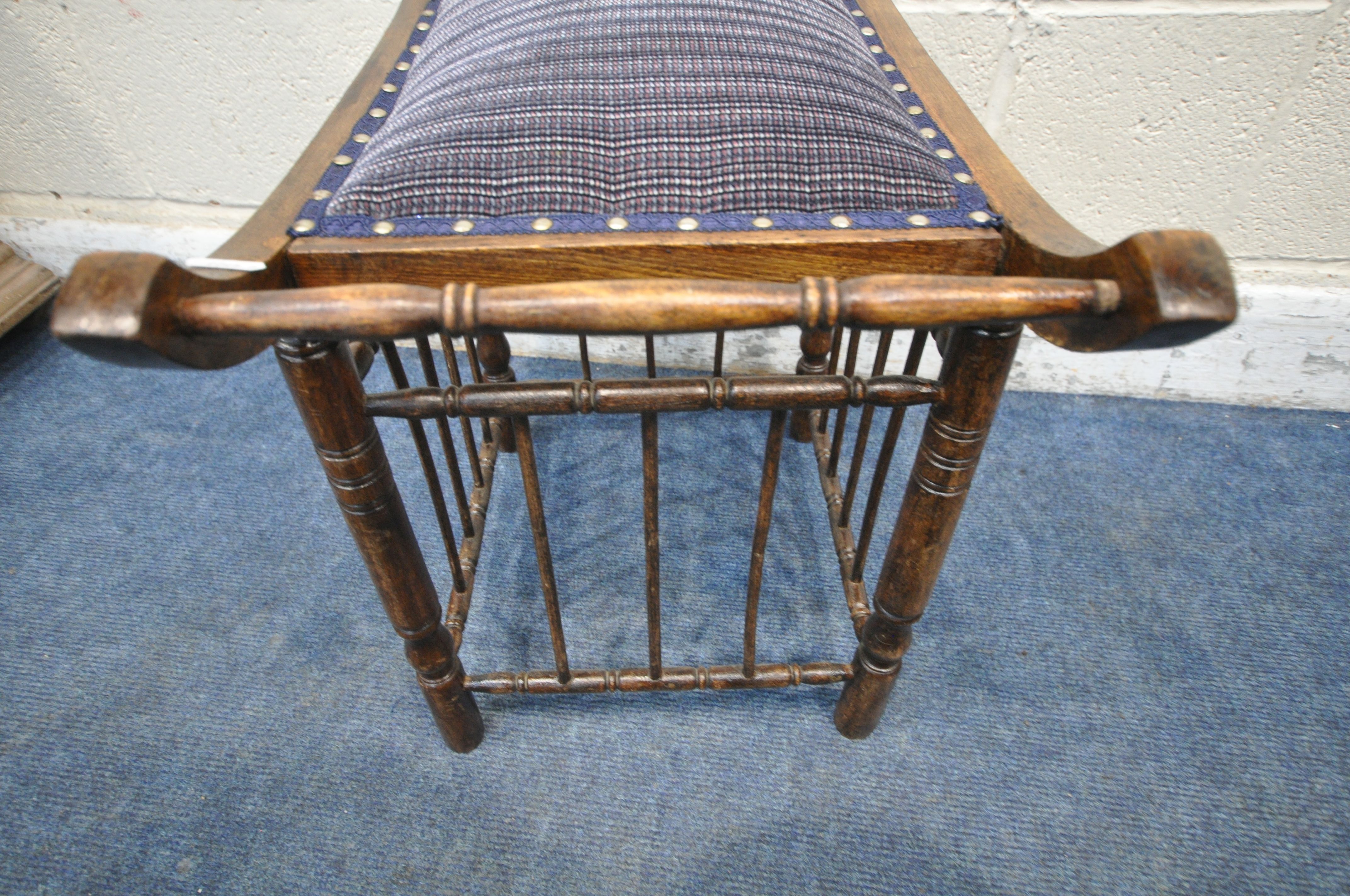 AN EARLY 20TH CENTURY OAK STOOL, with blue upholstered seat, twin handles, raised on turned legs, - Bild 4 aus 4