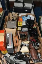 A BOX AND LOOSE CAMERAS, PROJECTORS AND PHOTOGRAPHIC EQUIPMENT, to include a cased Goldeck camera, a