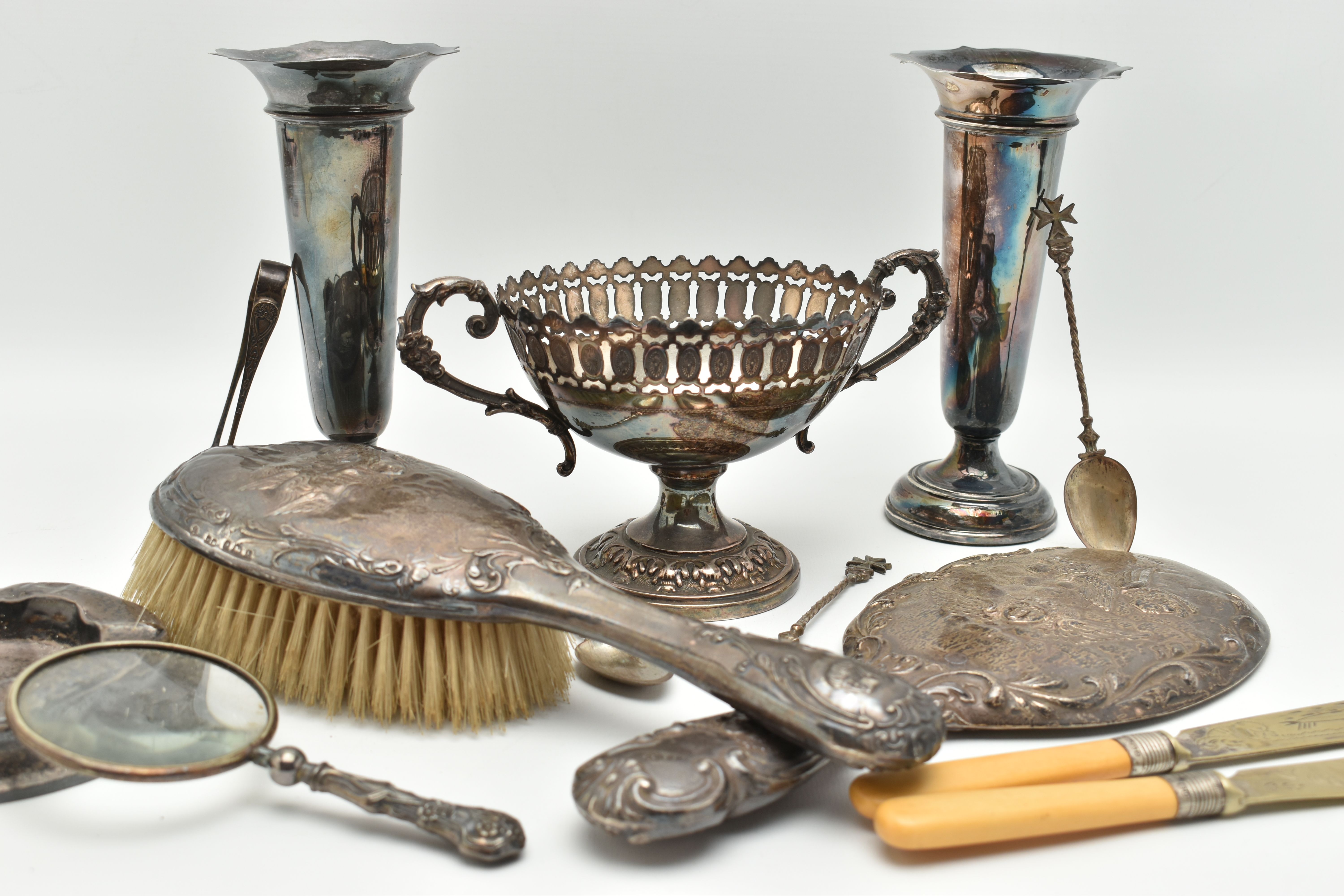 ASSORTED SILVER AND WHITE METAL ITEMS, to include a pair of silver posy vases, with wavy rims and - Image 2 of 8
