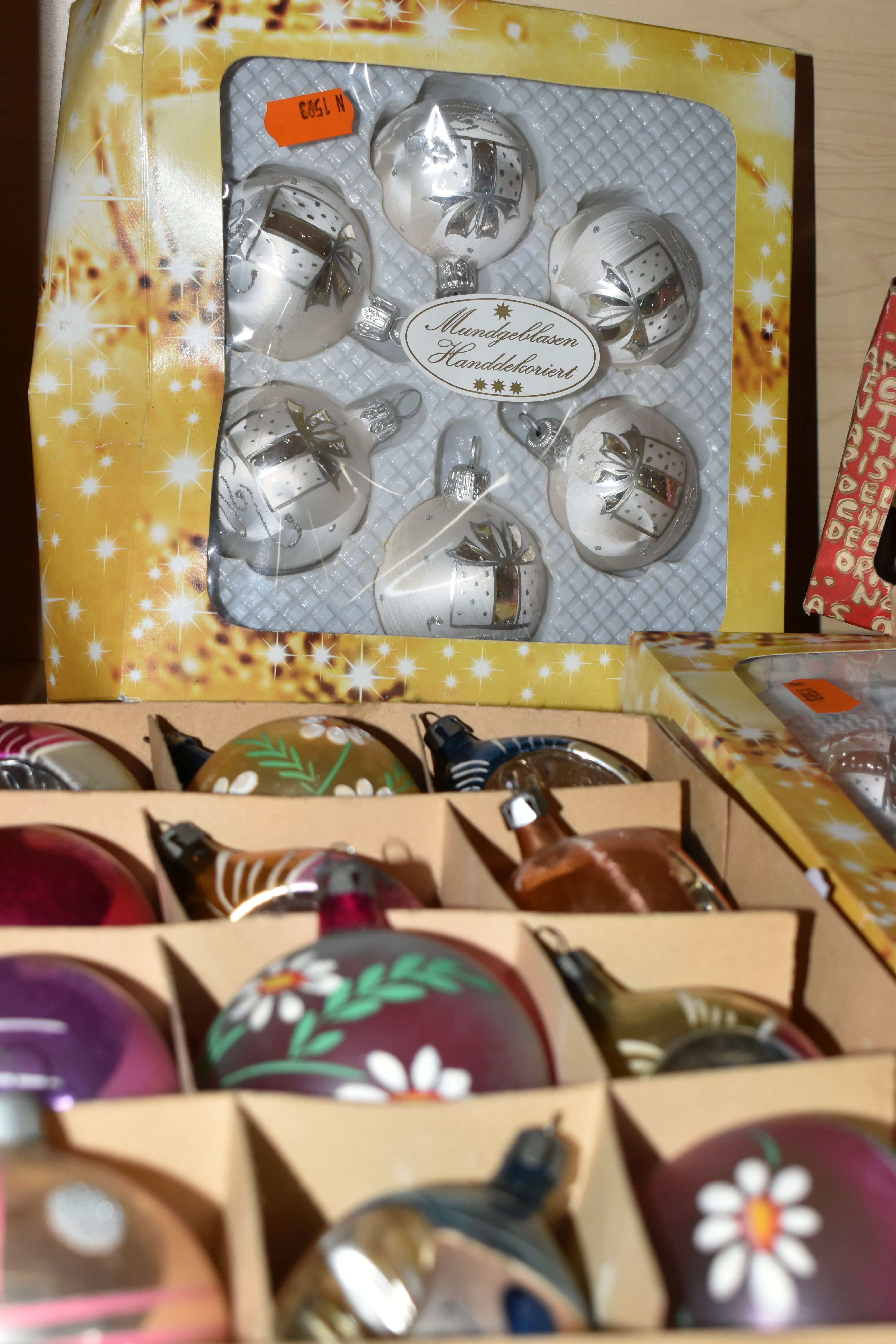 A GROUP OF MID TWENTIETH CENTURY AND SIMILAR CHRISTMAS BAUBLES, to include three boxes of vintage - Image 3 of 8