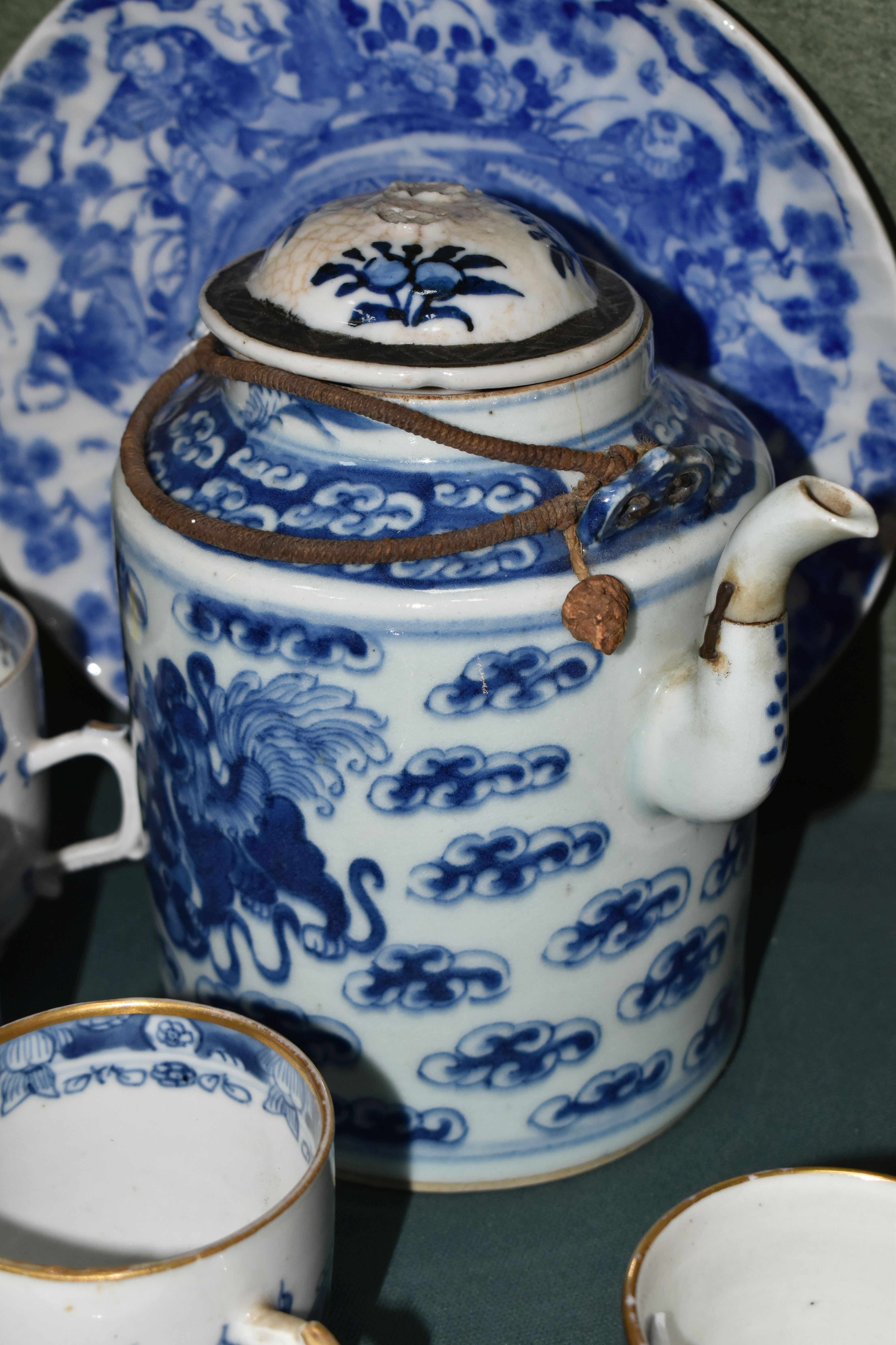 A GROUP OF LATE 18TH TO EARLY 20TH CENTURY CHINESE AND JAPANESE BLUE AND WHITE PORCELAIN, comprising - Image 6 of 9