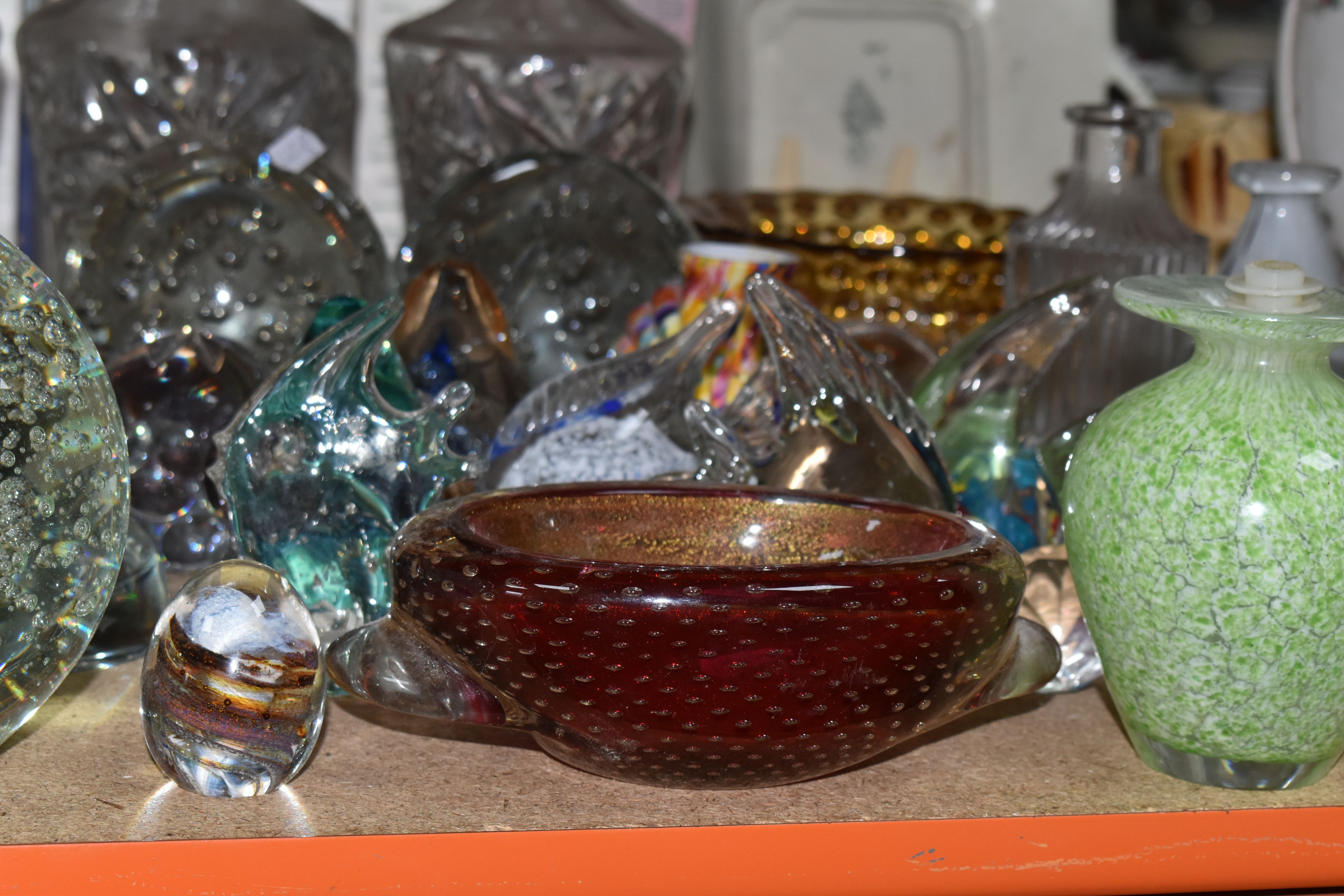 A GROUP OF COLOURED GLASSWARE AND PAPERWEIGHTS, comprising two large air bubble paperweights, a - Image 8 of 12