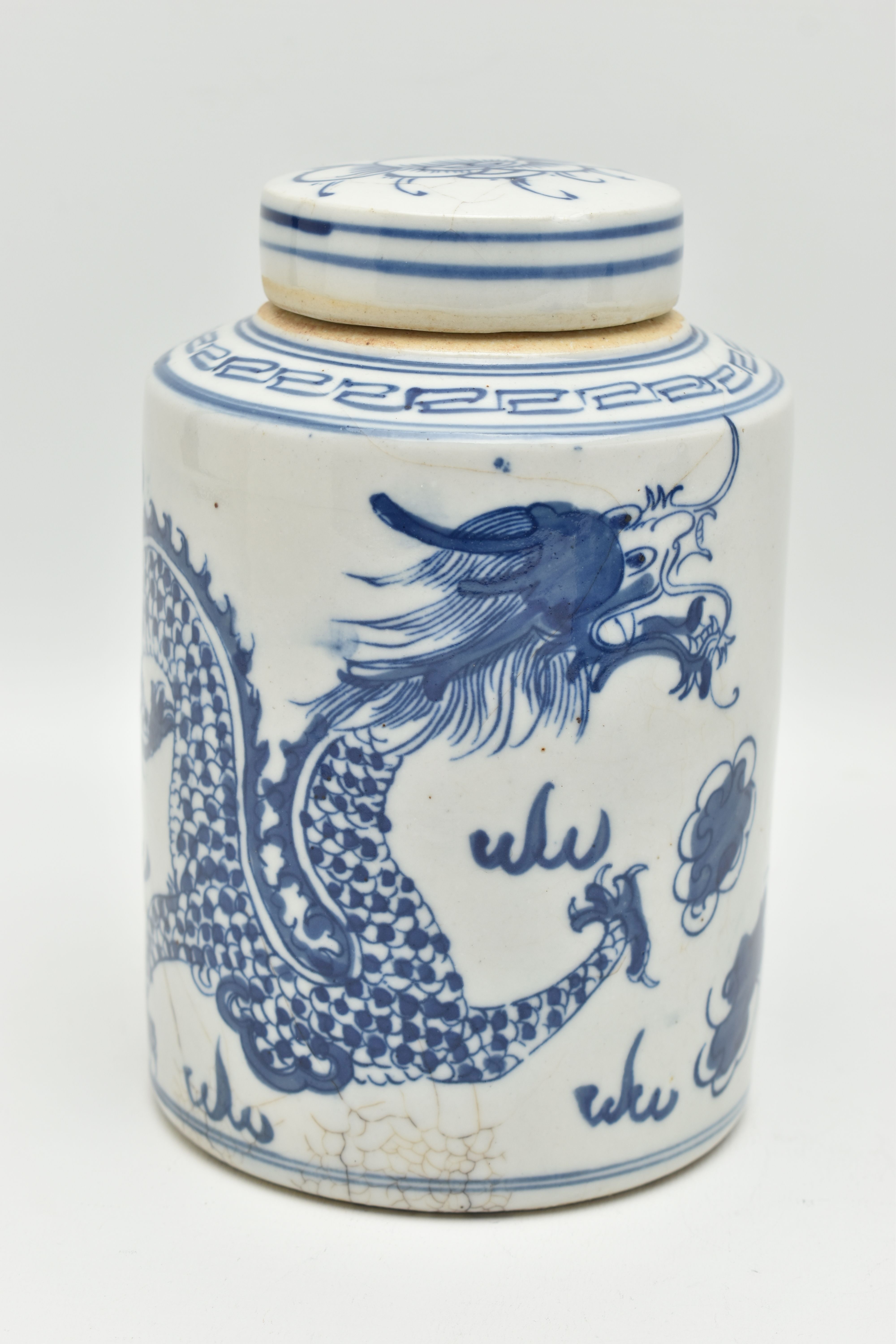 A 19TH CENTURY CHINESE PORCELAIN CYLINDRICAL JAR AND COVER DECORATED IN BLUE AND WHITE WITH A FOUR