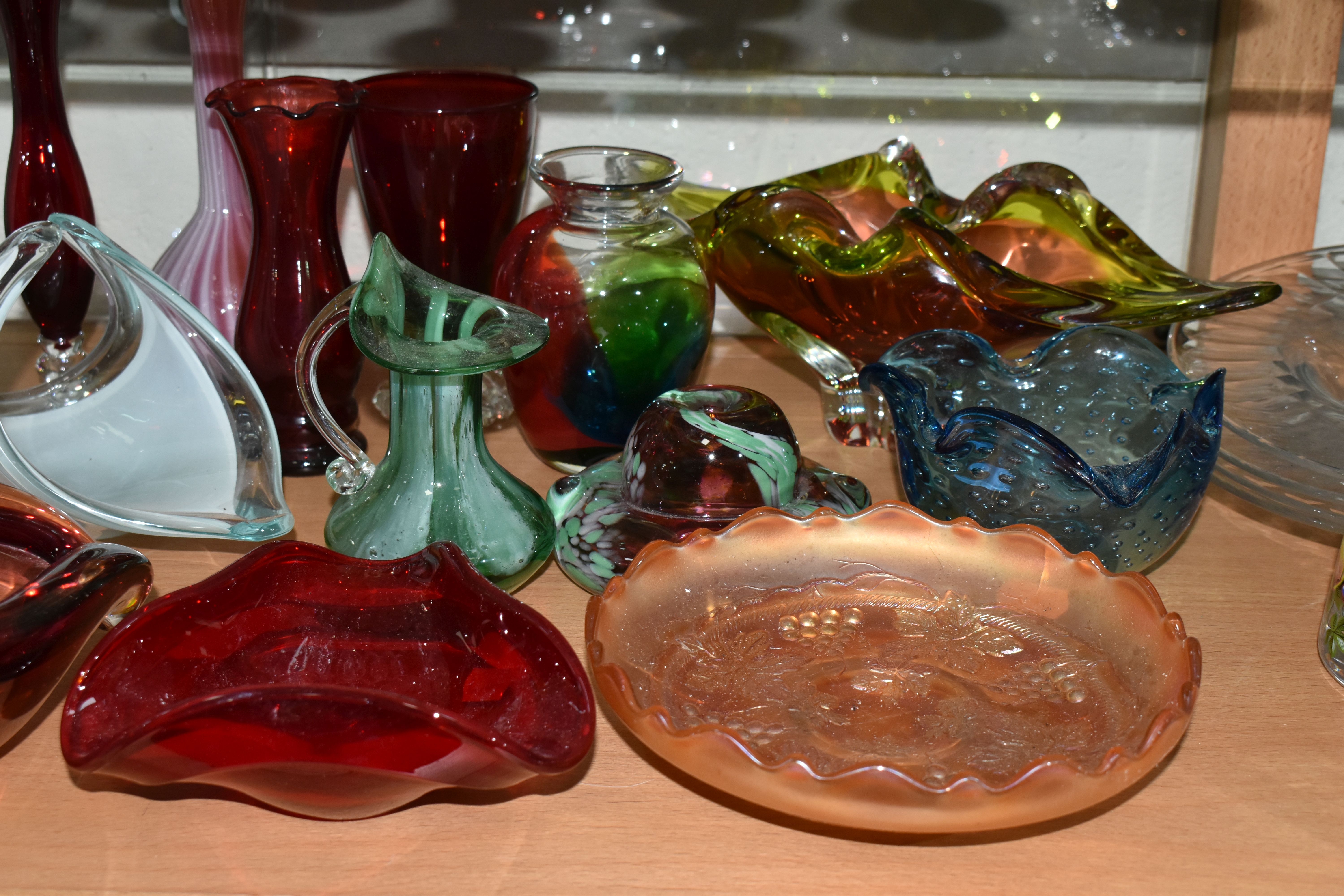 A GROUP OF COLOURED GLASS, to include a pair of green Kralik iridescent lobed vases with wavy - Image 3 of 10