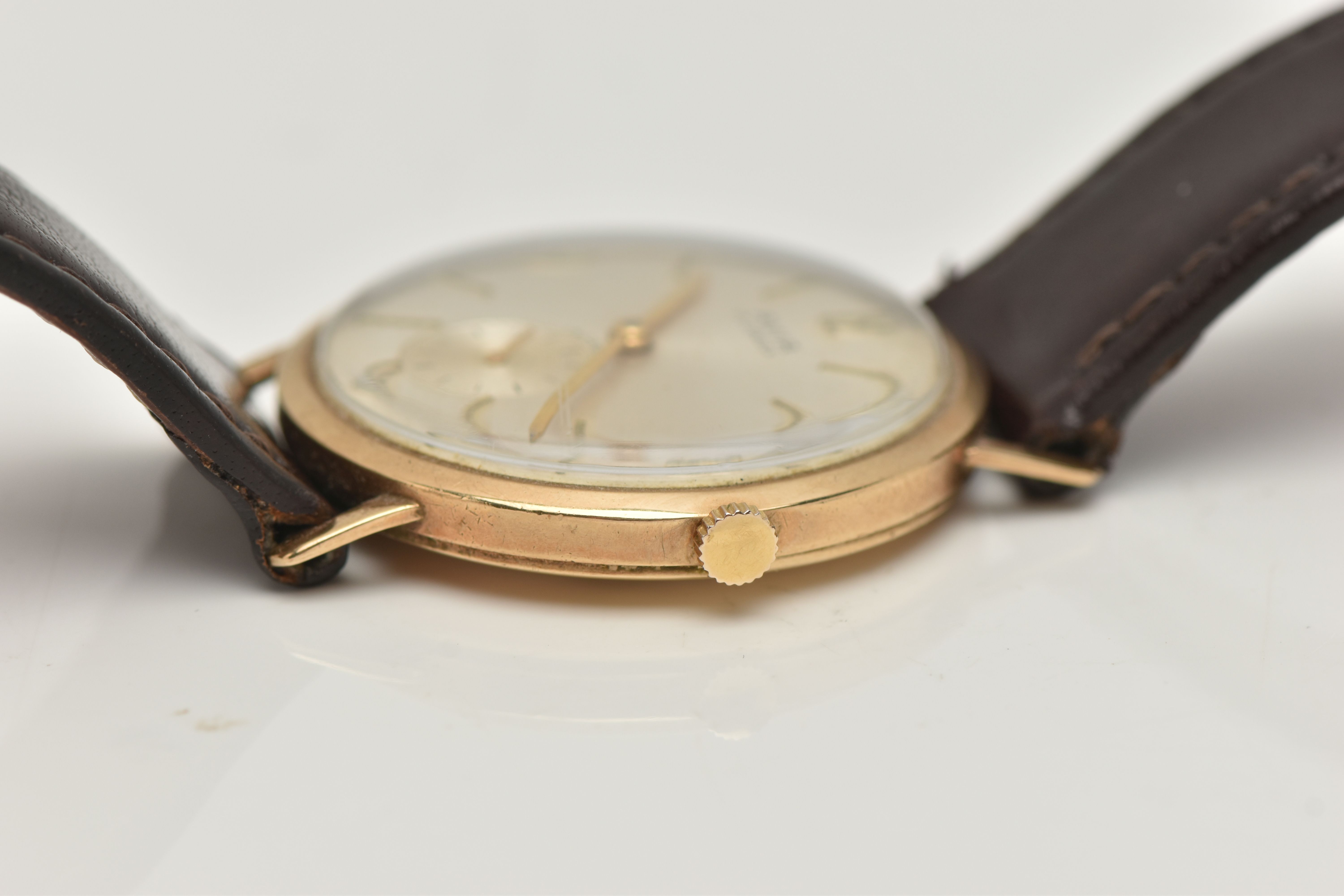 A GENTS 9CT GOLD 'AVIA' WRISTWATCH, manual wind, round silvered dial signed 'Avia 17 Jewels', Arabic - Image 6 of 6