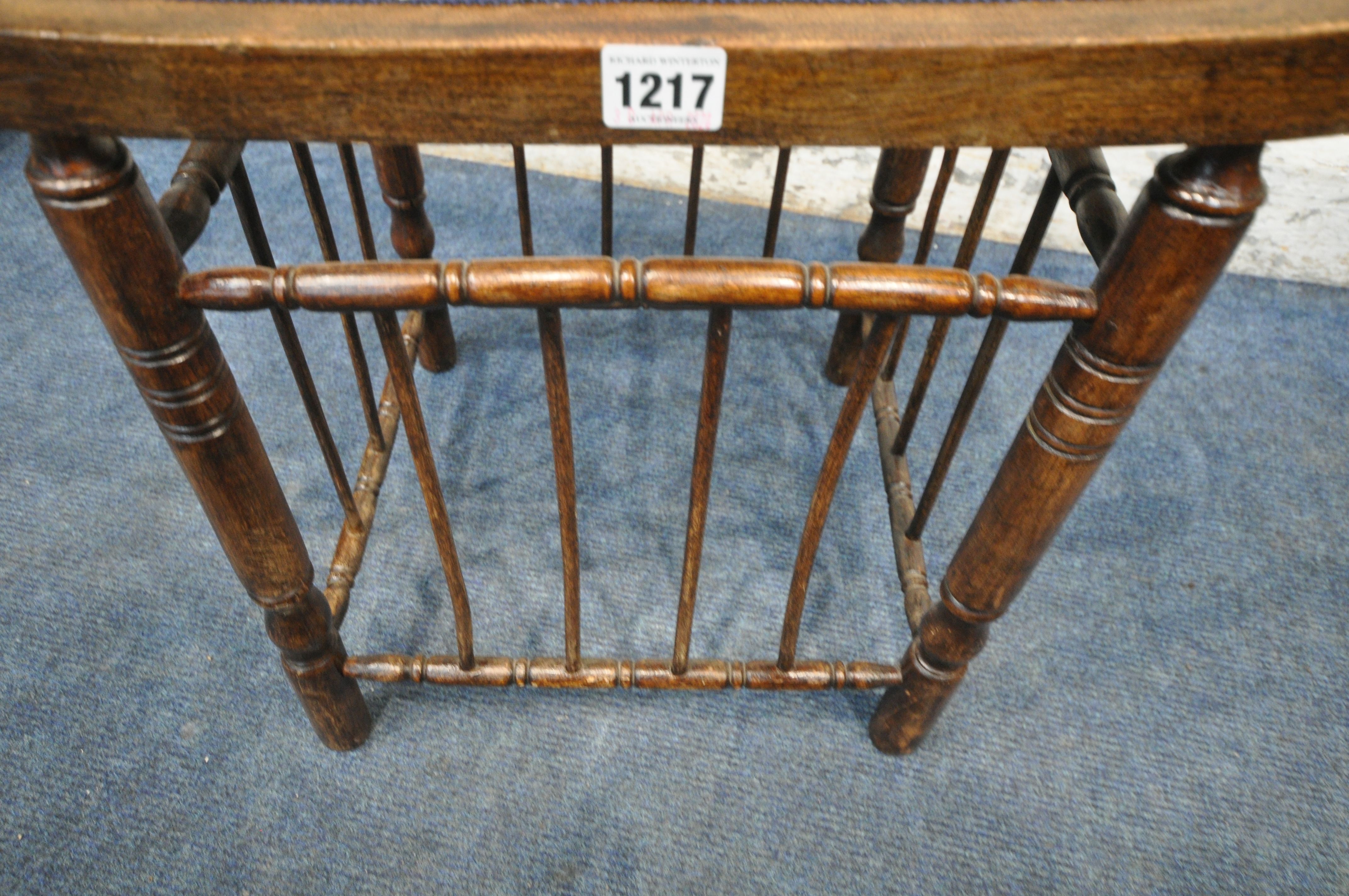 AN EARLY 20TH CENTURY OAK STOOL, with blue upholstered seat, twin handles, raised on turned legs, - Bild 3 aus 4