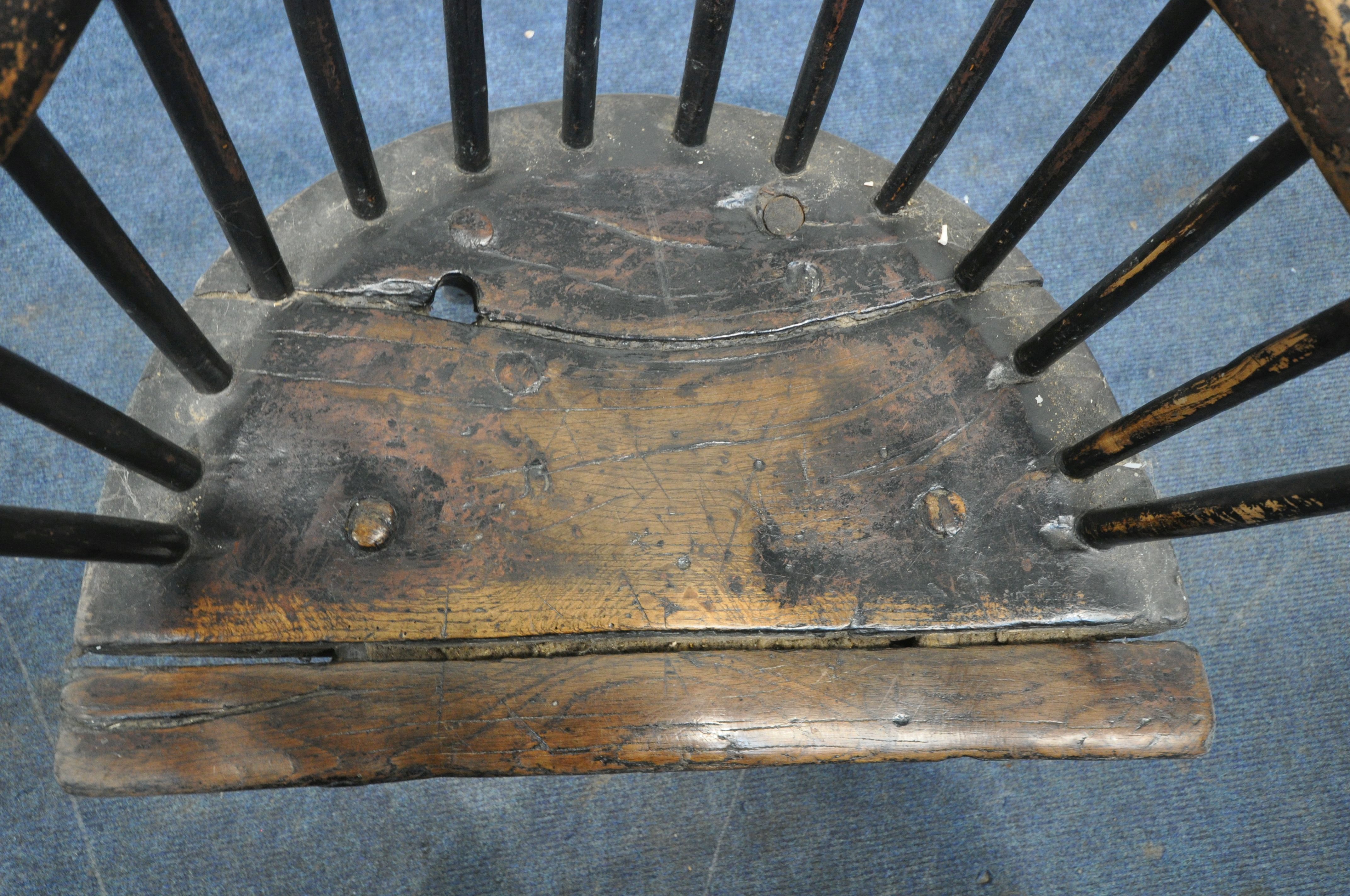 A 17TH / 18TH CENTURY ELM PRIMITIVE CHILDS CHAIR, with bentwood backrest, spindle supports, raised - Image 7 of 14