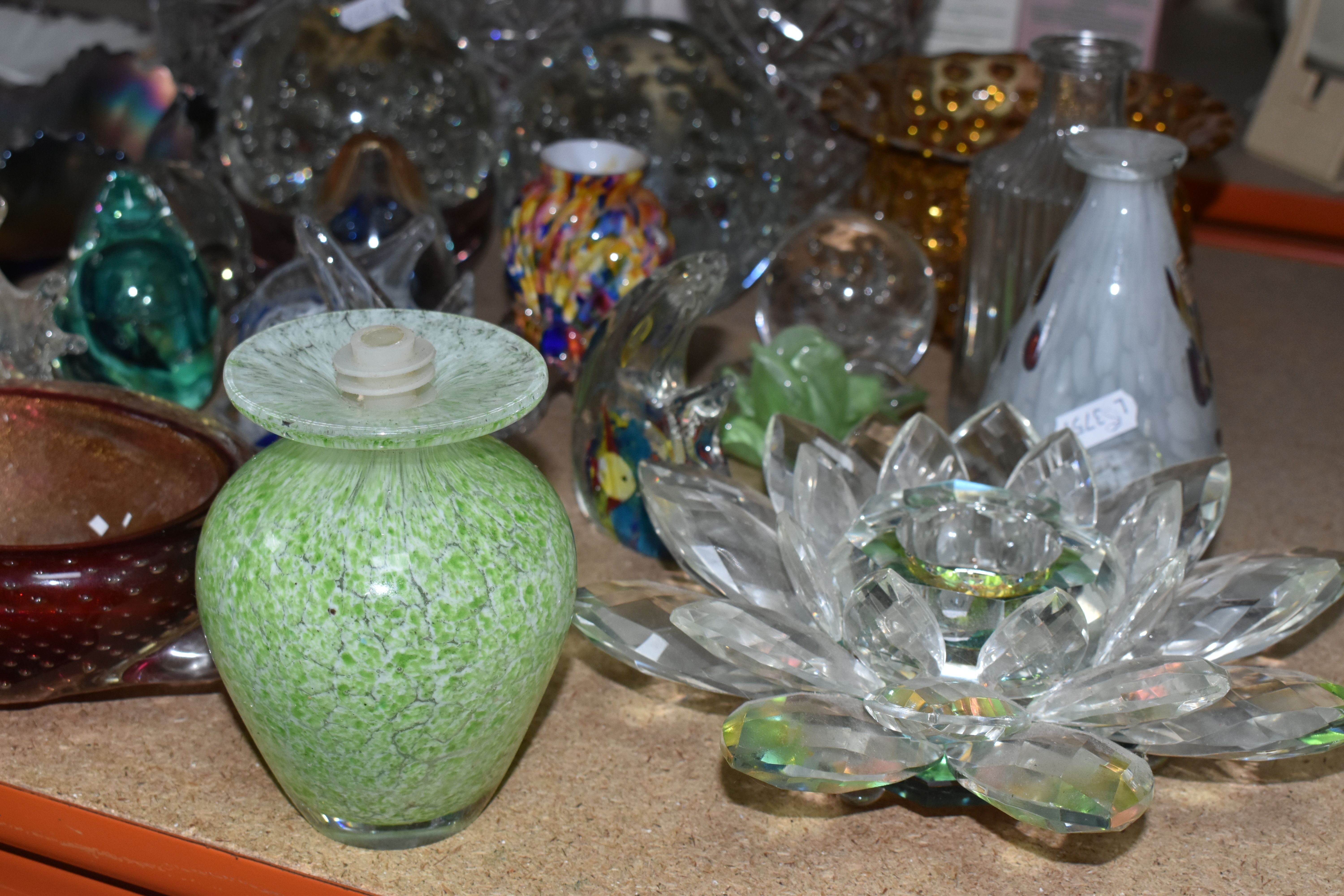 A GROUP OF COLOURED GLASSWARE AND PAPERWEIGHTS, comprising two large air bubble paperweights, a - Image 3 of 12