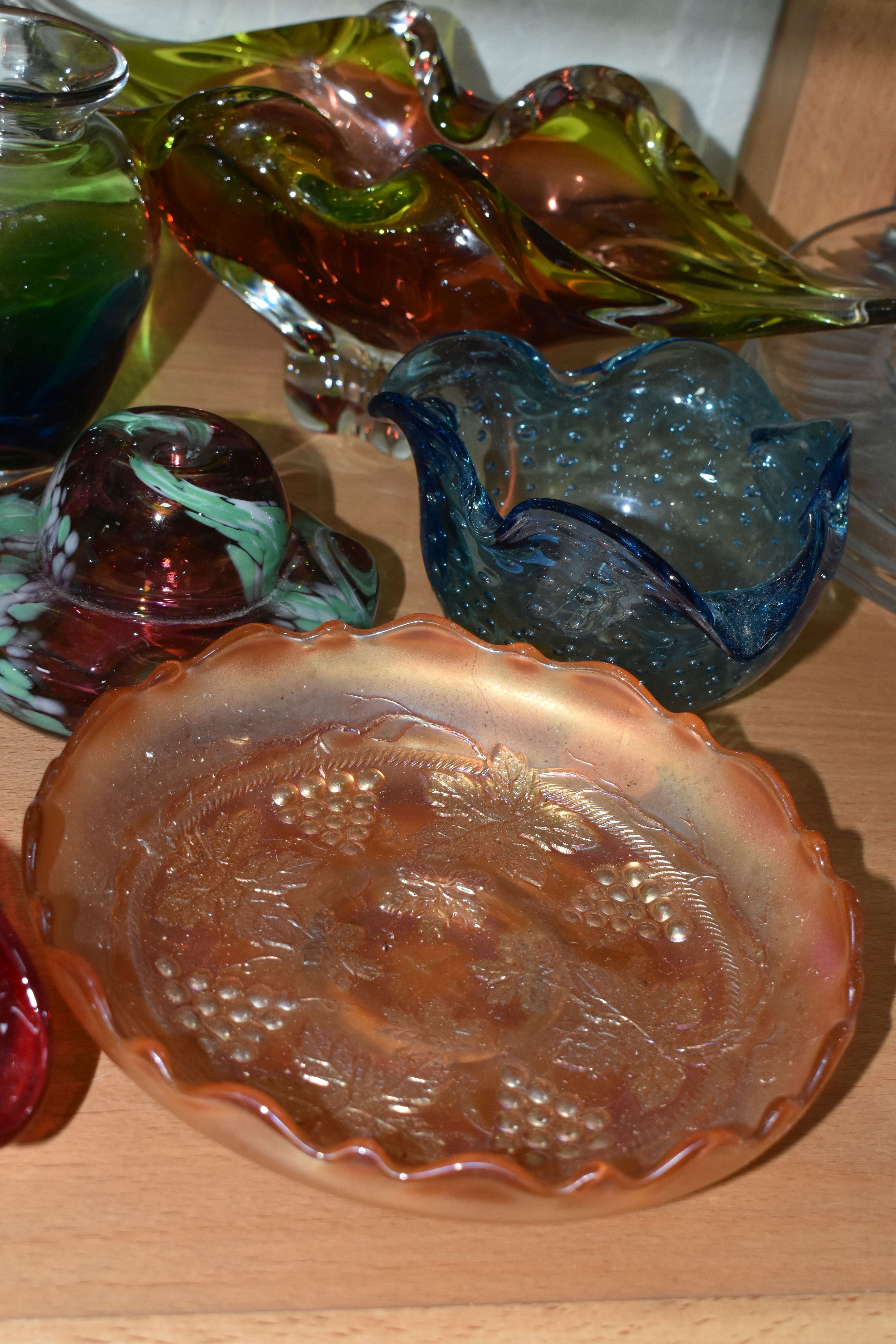 A GROUP OF COLOURED GLASS, to include a pair of green Kralik iridescent lobed vases with wavy - Image 4 of 10