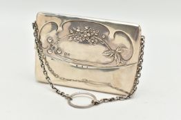 AN EDWARDIAN SILVER CALLING CARD CASE IN THE FORM OF A PURSE, on a short chain with finger ring, the