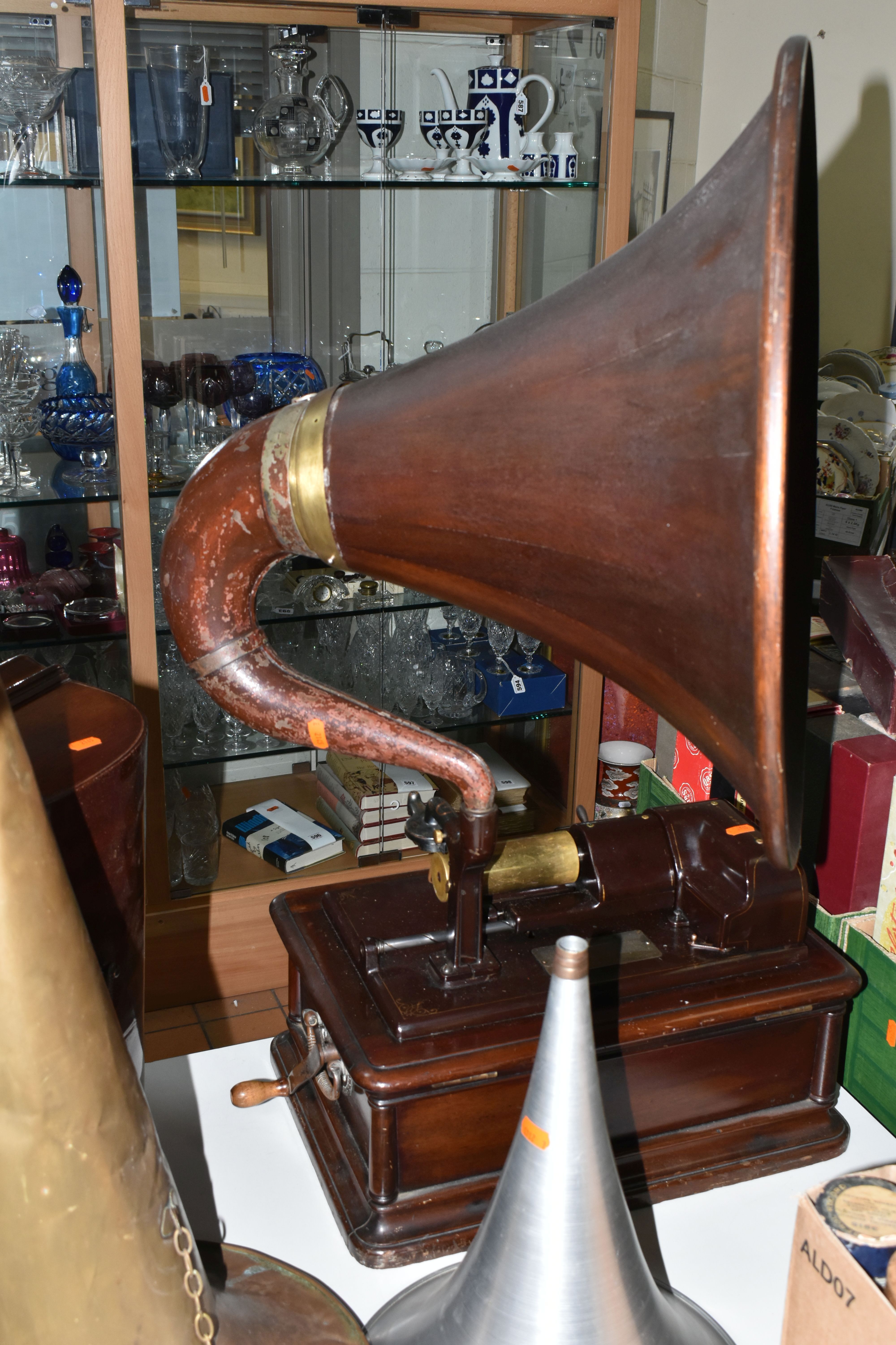 AN EDISON OPERA PHONOGRAPH, type SM, model A, the mahogany case has two swing handles either side - Image 9 of 18