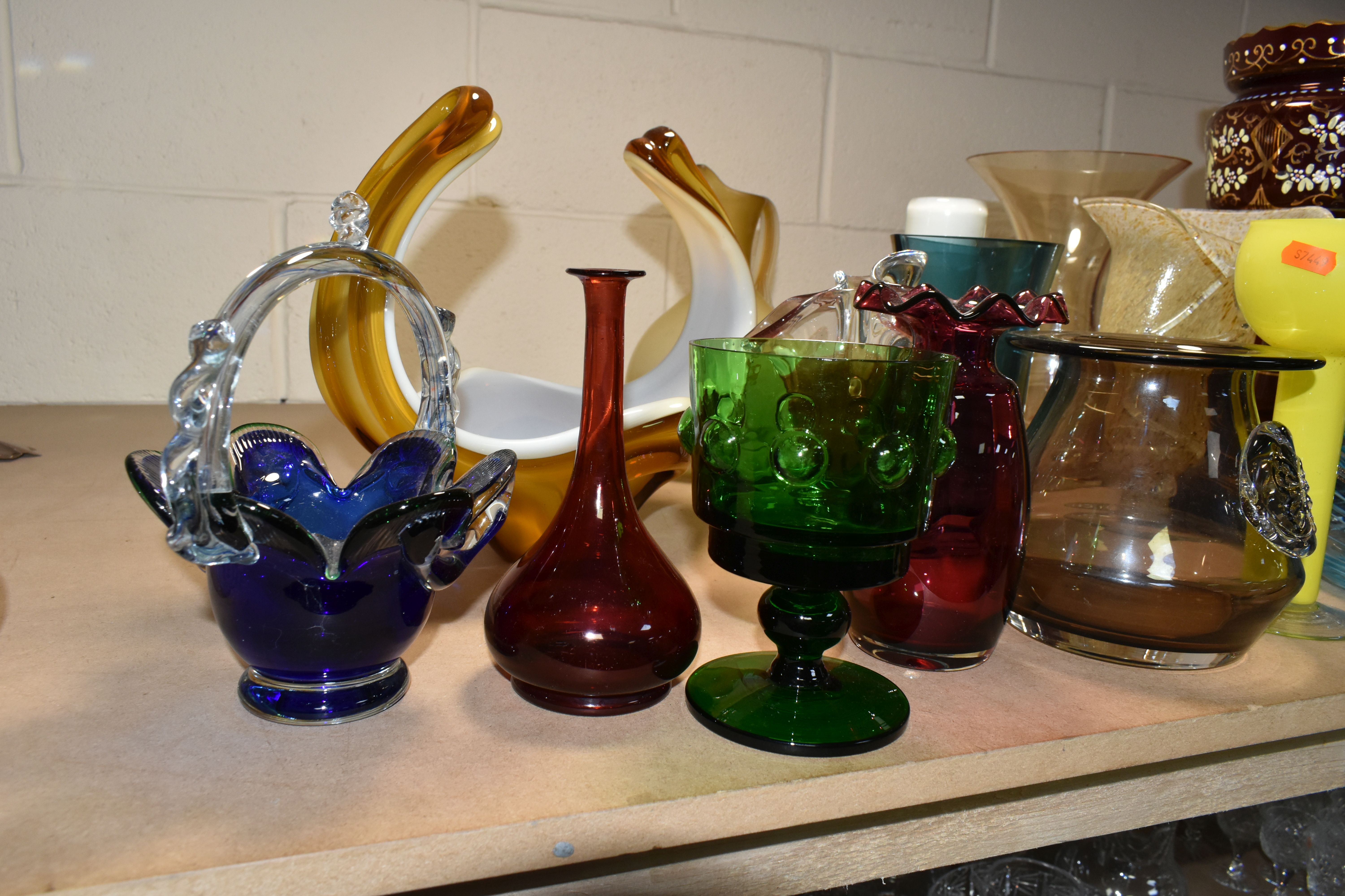 A SELECTION OF DECORATIVE COLOURED GLASSWARES, to include a Dartington vase with applied butterfly - Image 15 of 21