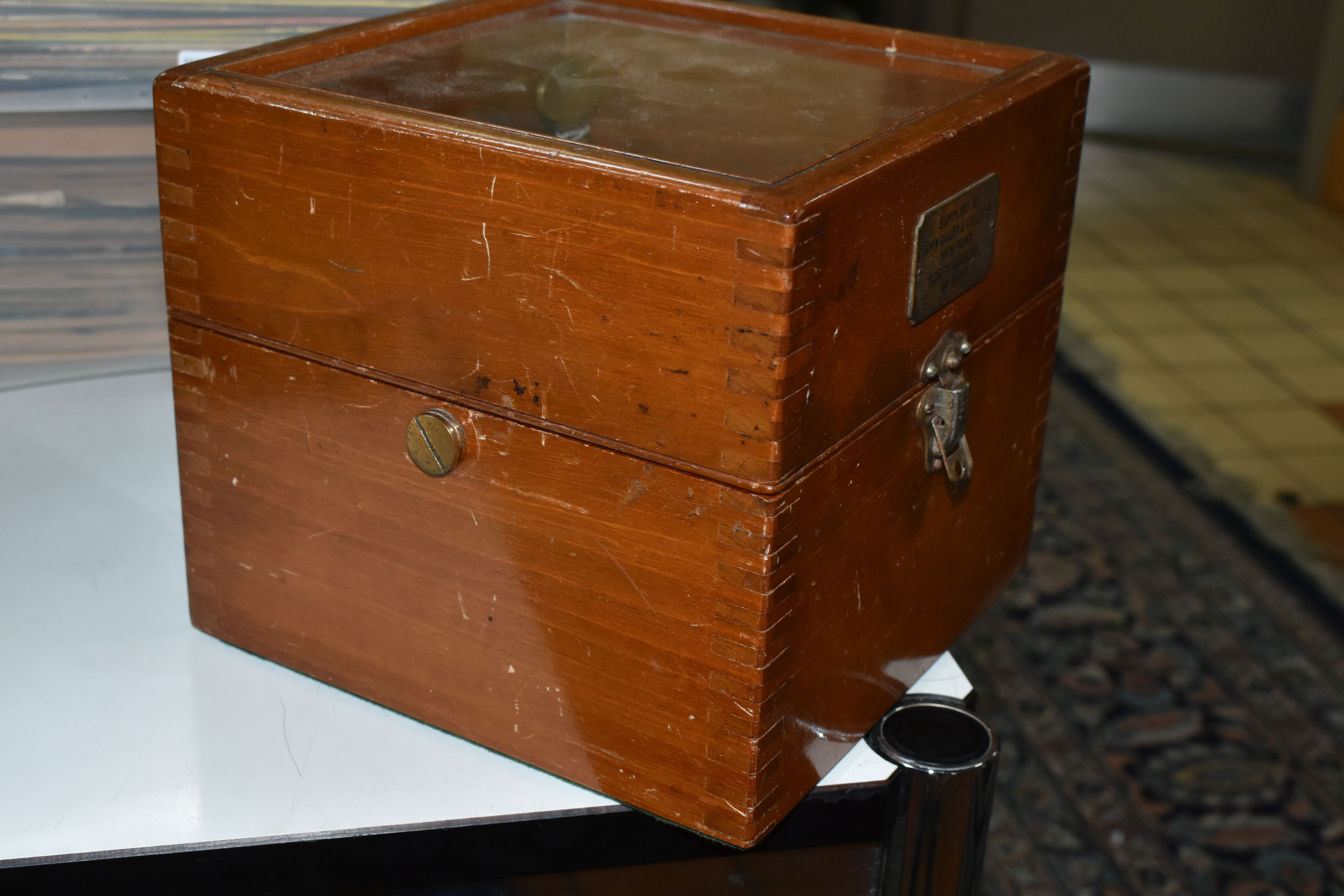 A MID 20TH CENTURY WALNUT CASED MARINE CHRONOMETER BY THOMAS MERCER LTD, SUPPLIED BY JOHN LILLIE & - Image 9 of 10