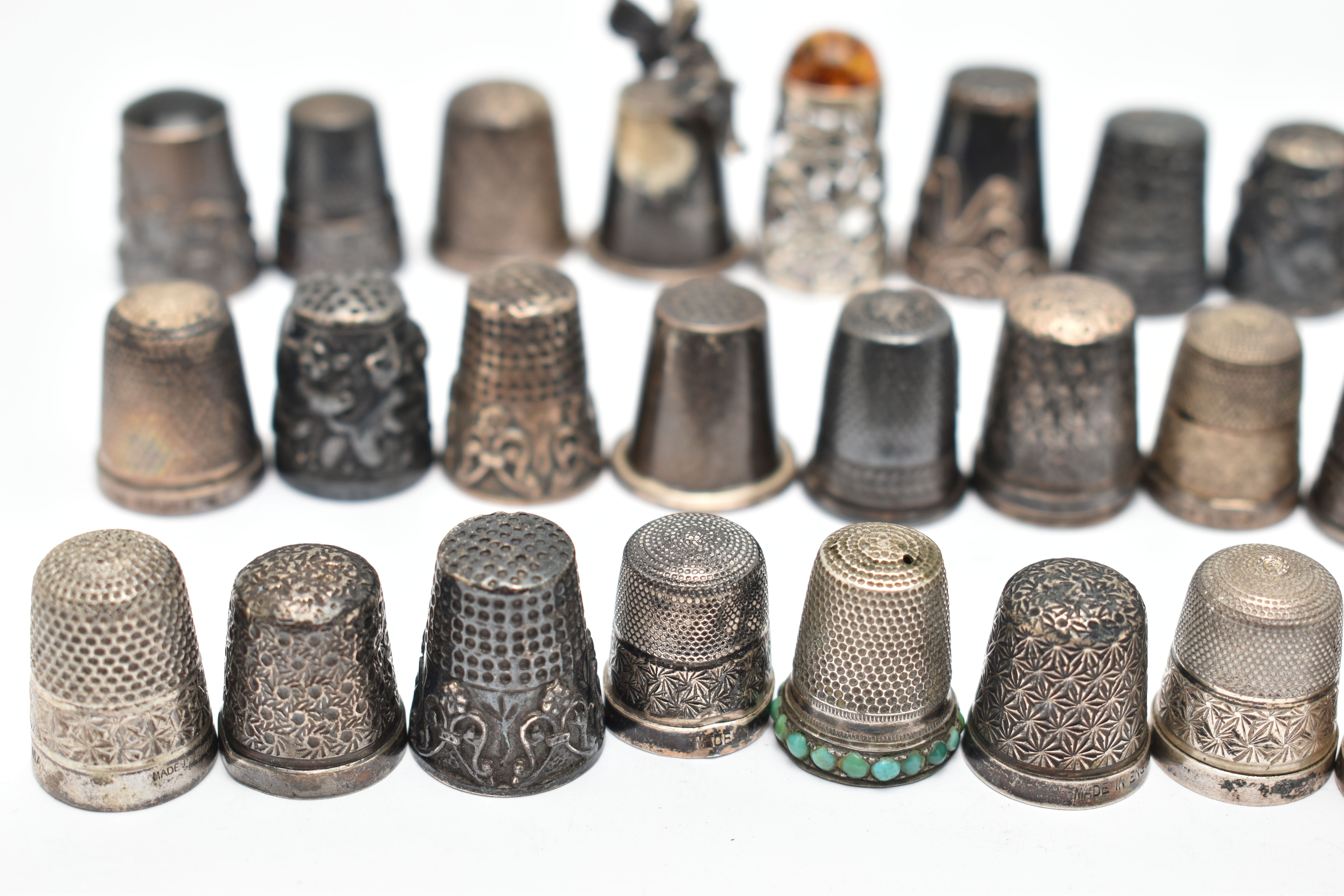 A BAG OF WHITE METAL THIMBLES, various designs and patterns, some set with semi-precious stone - Image 4 of 10