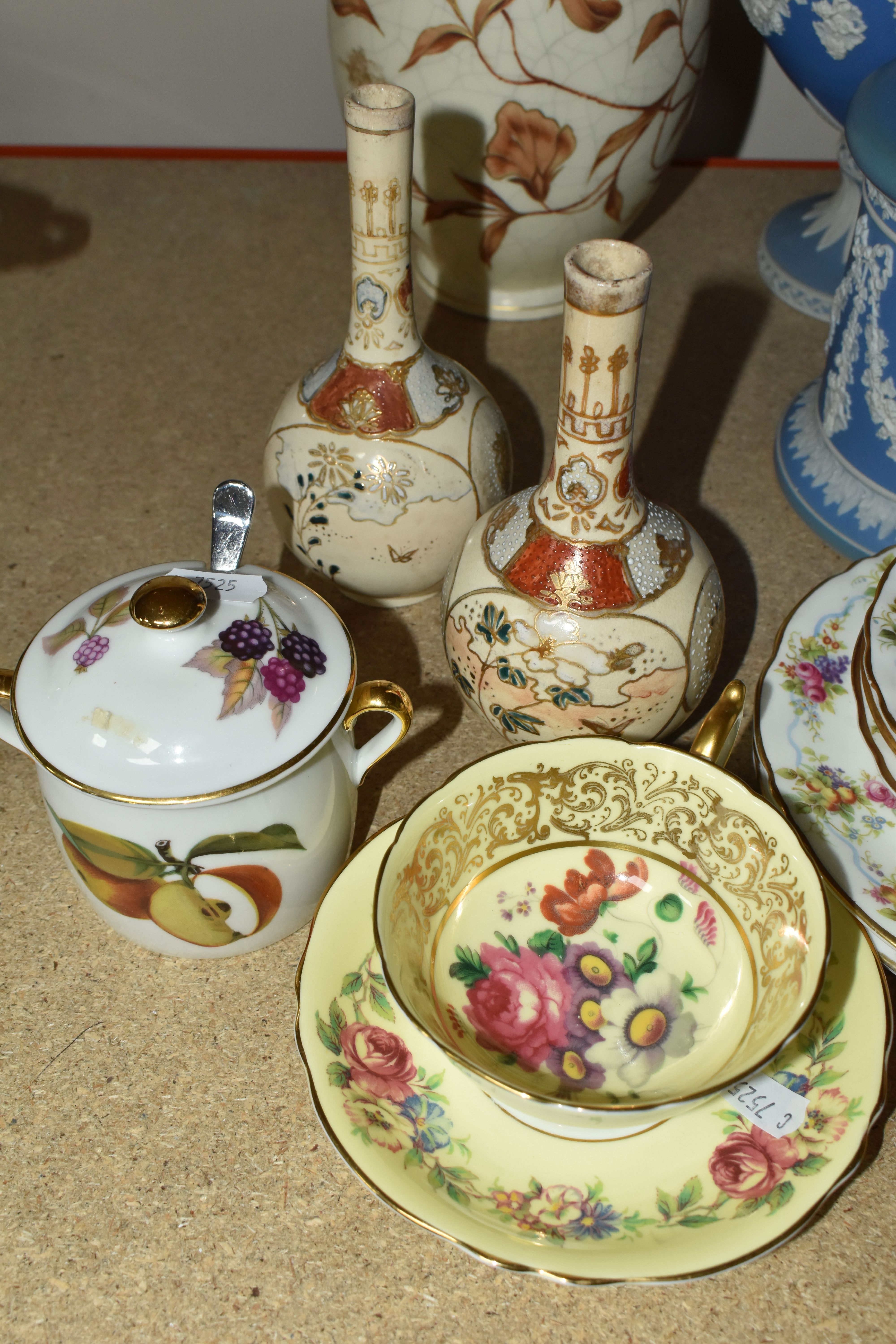 A GROUP OF NAMED CERAMICS, comprising a Royal Doulton floral spray pattern tea set, pattern no. - Image 5 of 13