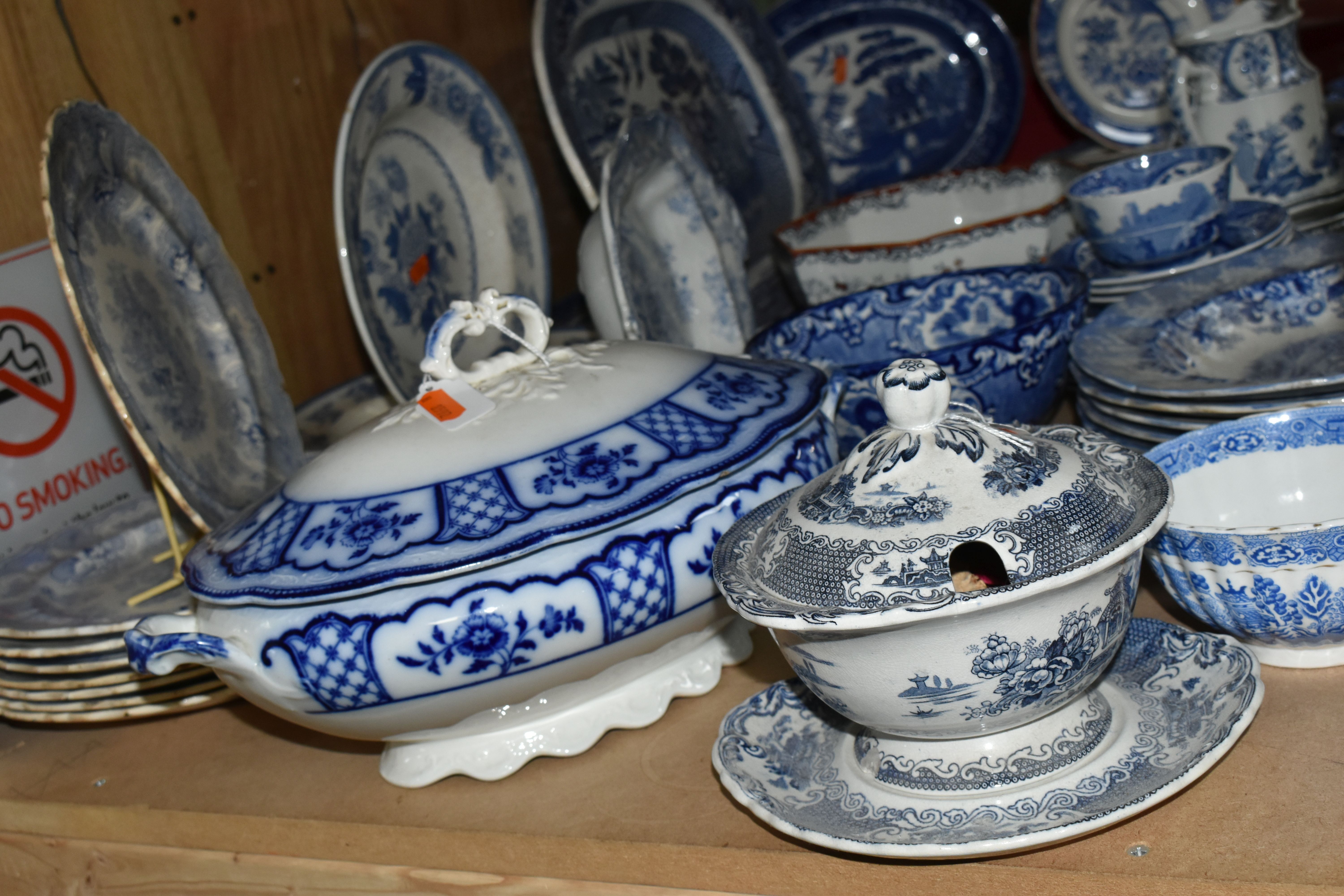A LARGE QUANTITY OF LATE 19TH/EARLY 20TH CENTURY BLUE AND WHITE DINNERWARE, comprising five Vignette - Image 9 of 10