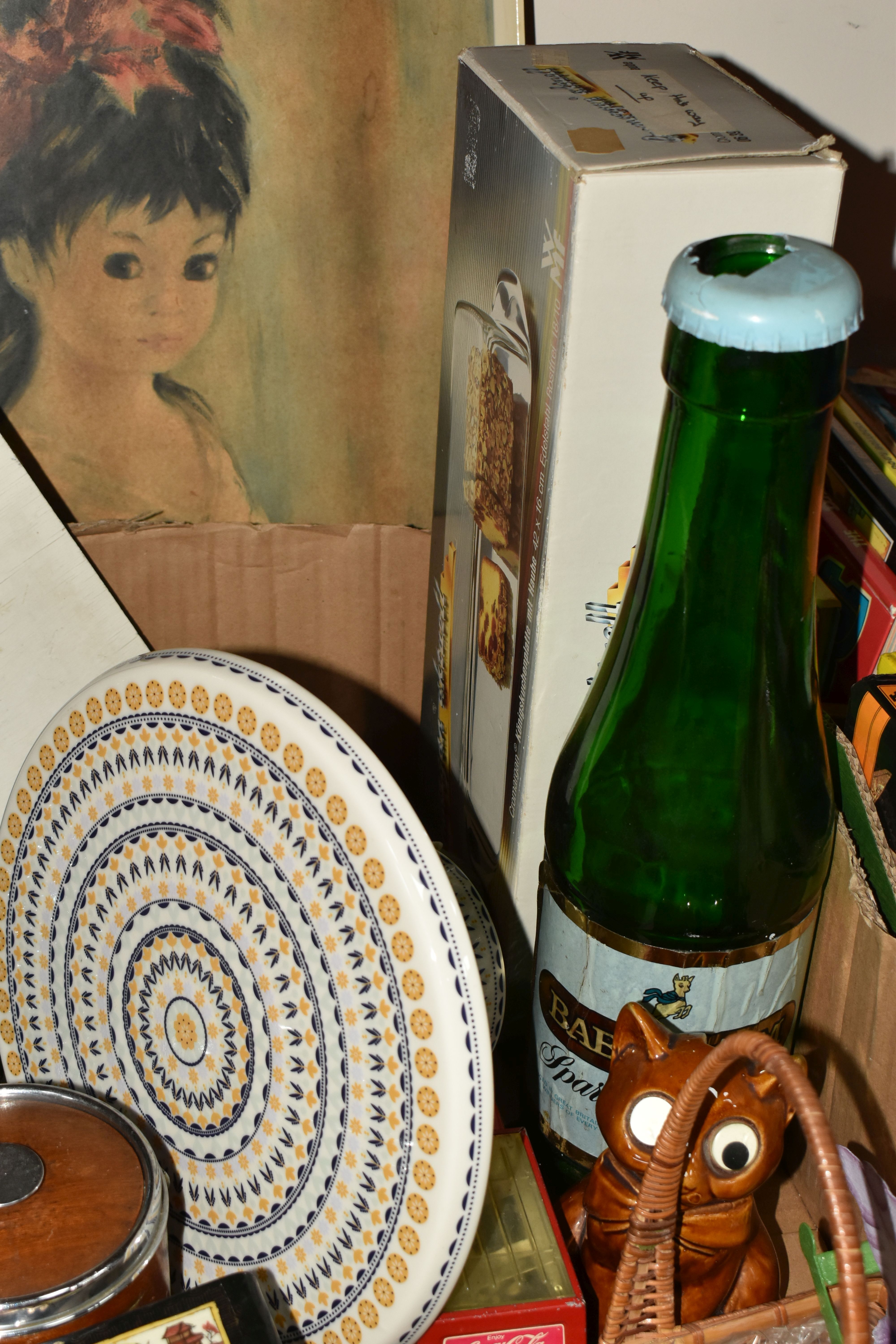 ONE BOX AND LOOSE MISCELLANEOUS SUNDRIES, to include a mid-century framed print of 'Scarlet - Image 4 of 6