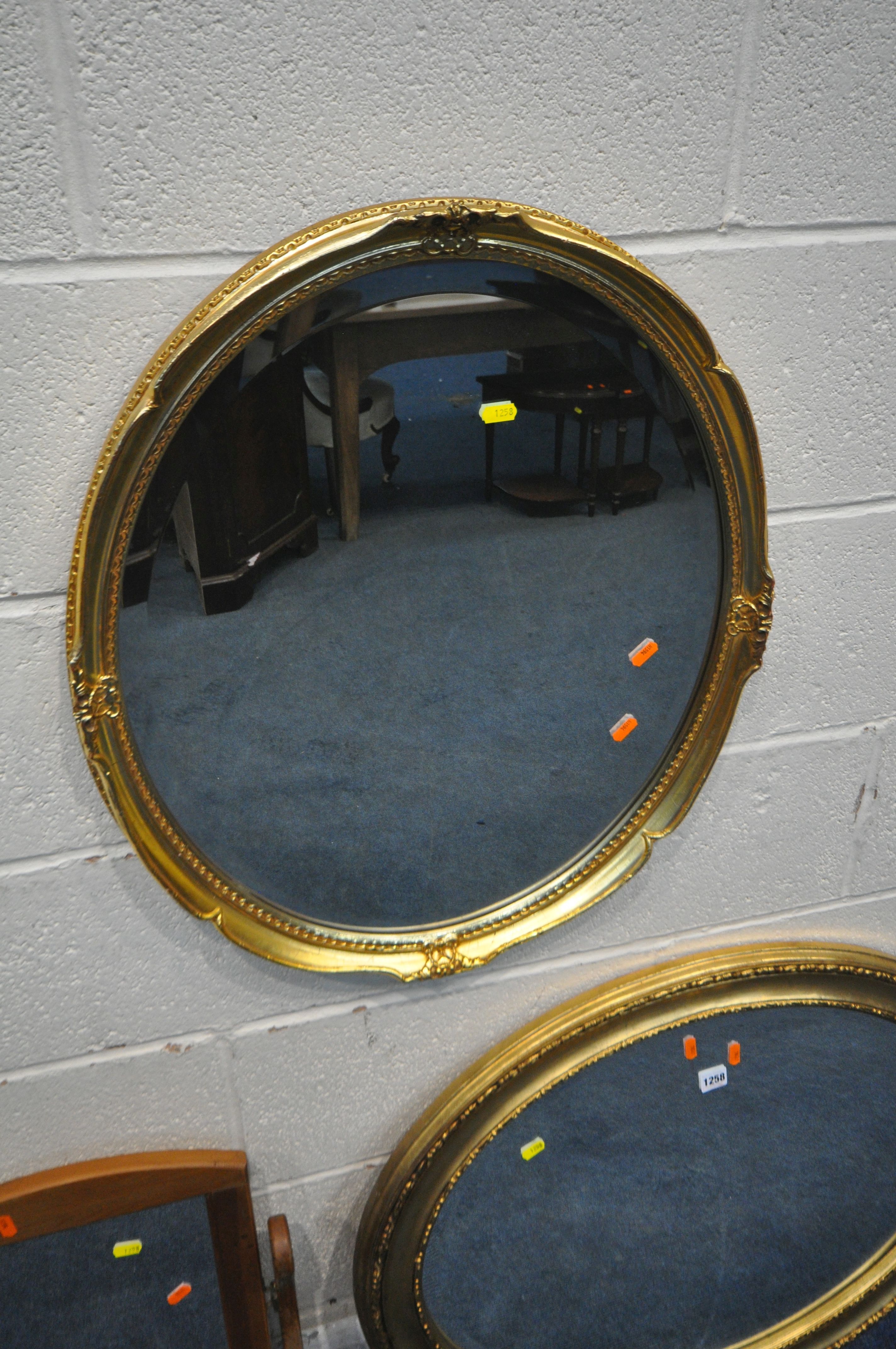 A GILT FRAMED OVAL BEVELLED EDGE WALL MIRROR, 80cm x 61cm, another gilt framed wall mirror and a - Image 3 of 3