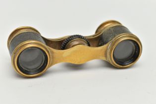 A SMALL PAIR OF EARLY 20TH CENTURY BRASS OPERA GLASSES, with black lacquered eyepieces and brown