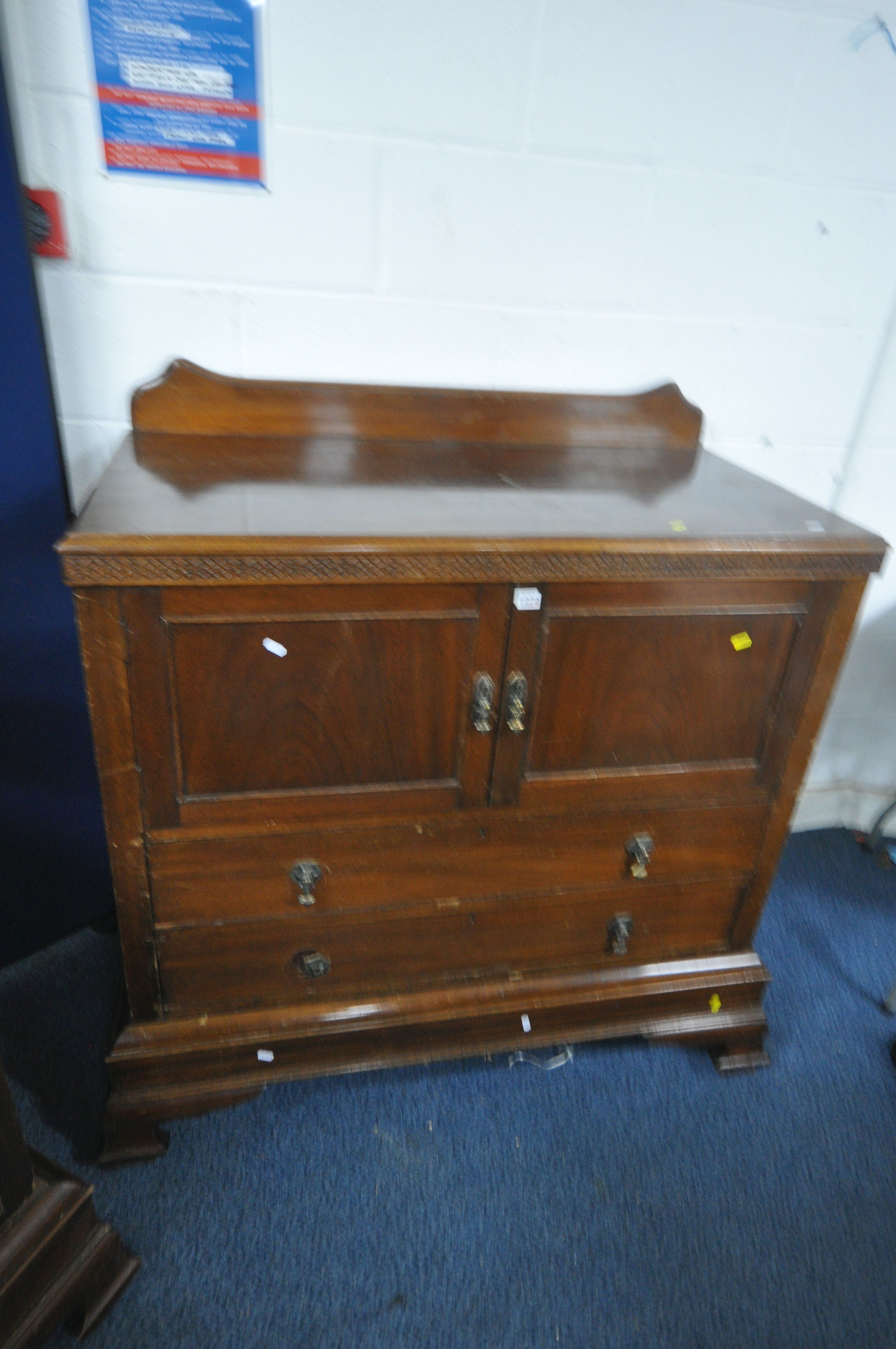 AN EARLY TO MID 20TH CENTURY MAHOGANY BEDROOM SUITE, comprising a tallboy, with double cupboard - Image 2 of 6