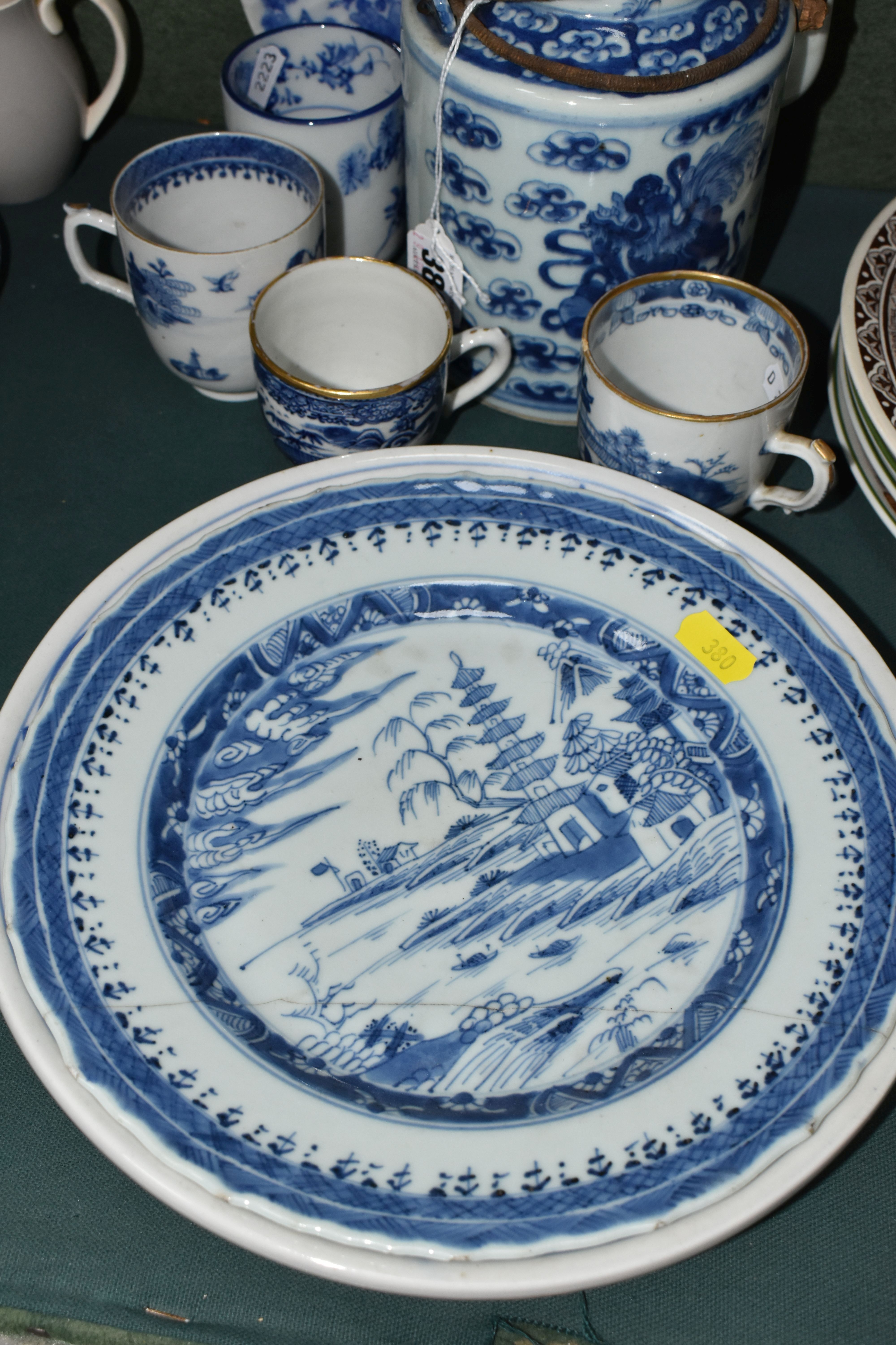 A GROUP OF LATE 18TH TO EARLY 20TH CENTURY CHINESE AND JAPANESE BLUE AND WHITE PORCELAIN, comprising - Image 2 of 9