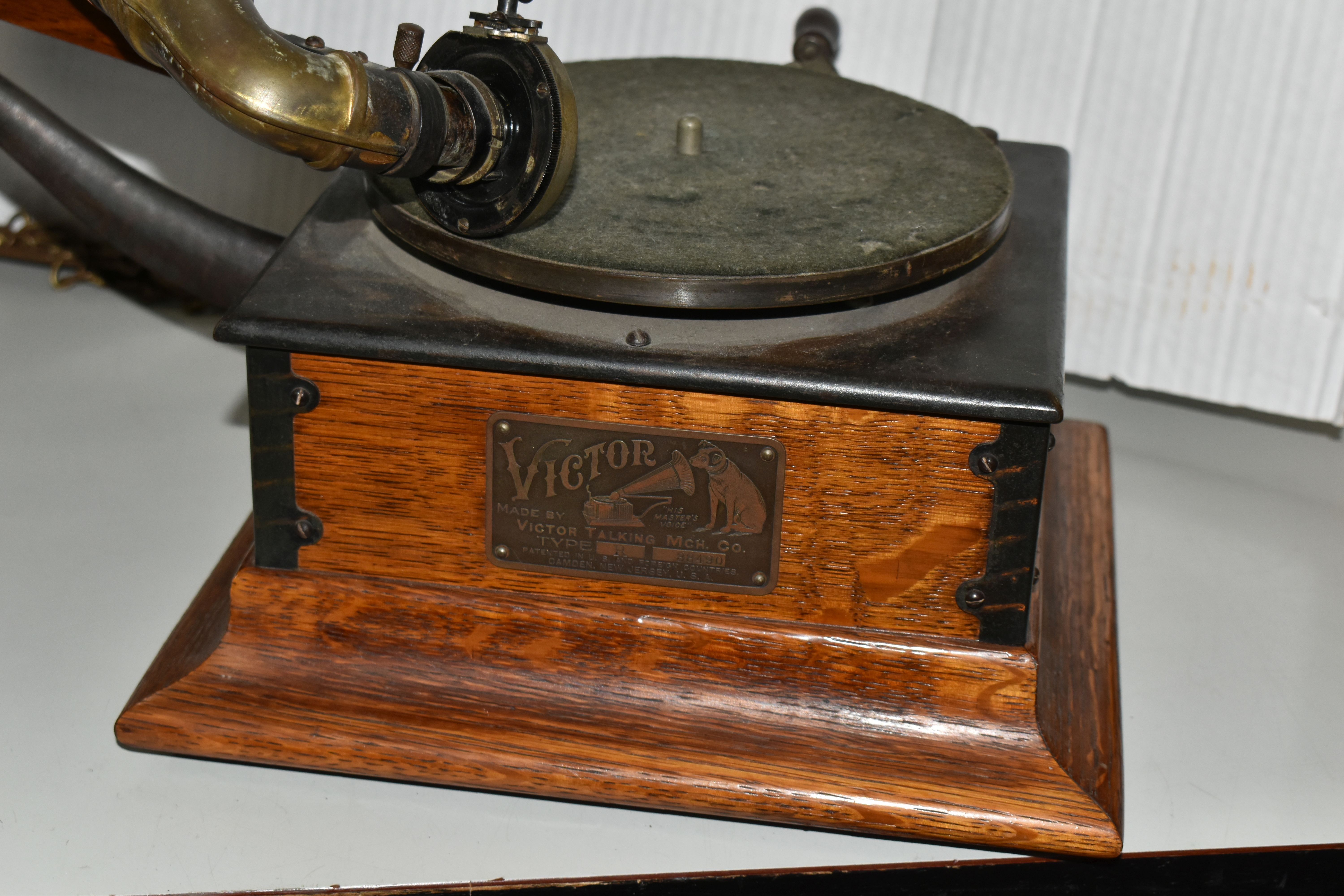 A VICTOR HIS MASTERS VOICE TYPE R COMPACT GRAMOPHONE, complete with horn, in working condition - Image 9 of 11