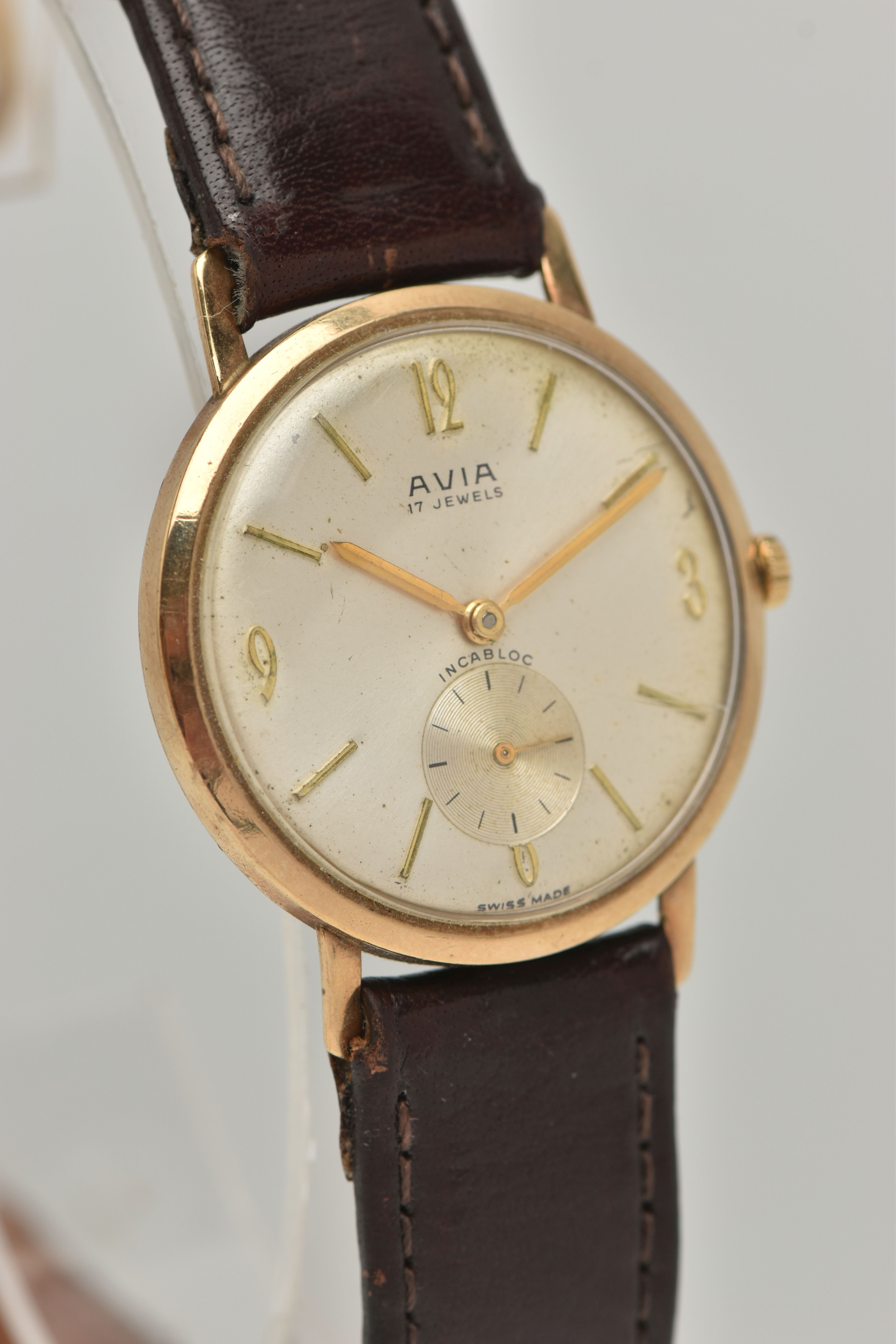 A GENTS 9CT GOLD 'AVIA' WRISTWATCH, manual wind, round silvered dial signed 'Avia 17 Jewels', Arabic - Image 3 of 6