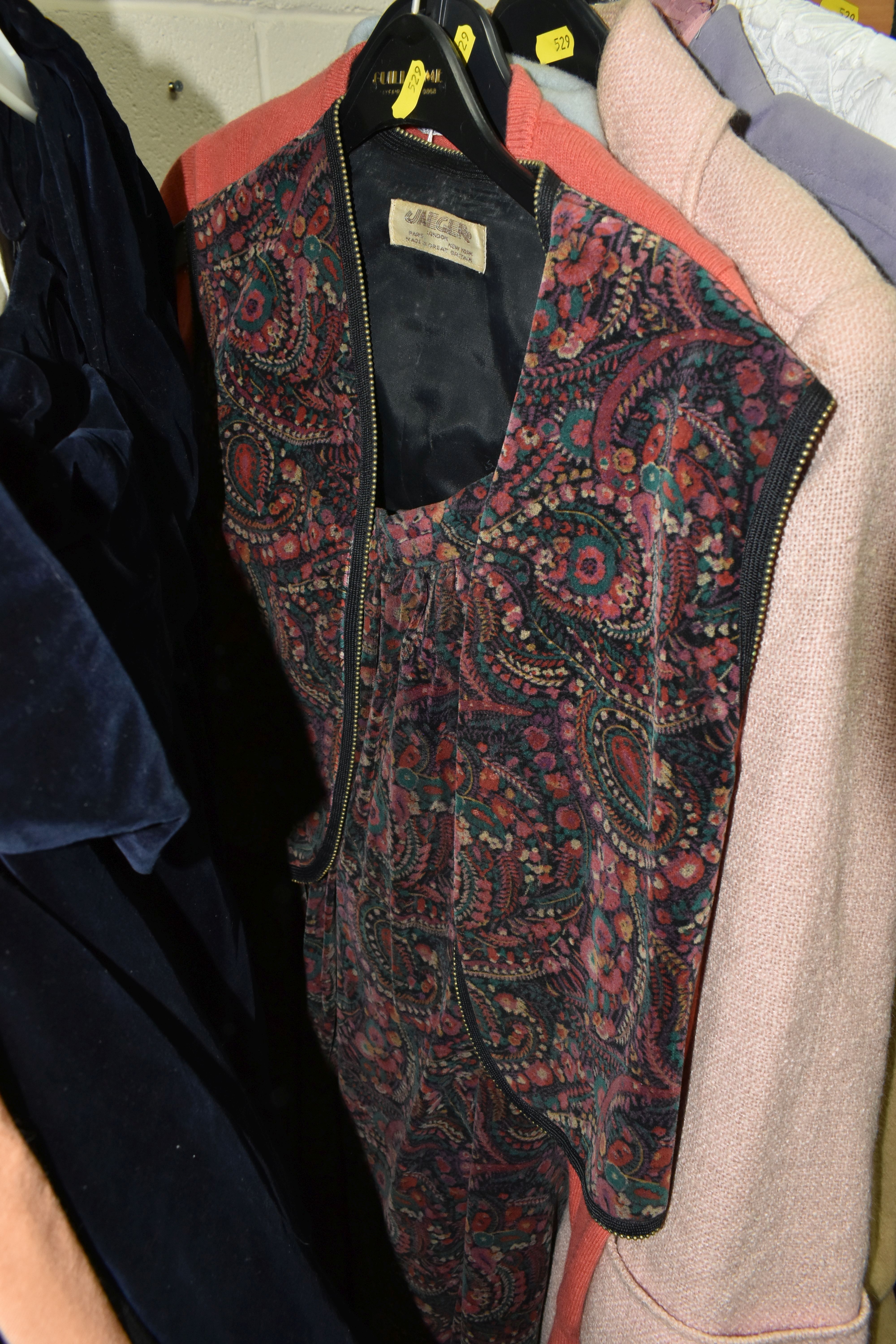 THREE BOXES AND LOOSE VINTAGE CLOTHING AND ACCESSORIES, to include a collection of ladies' silk - Image 14 of 21