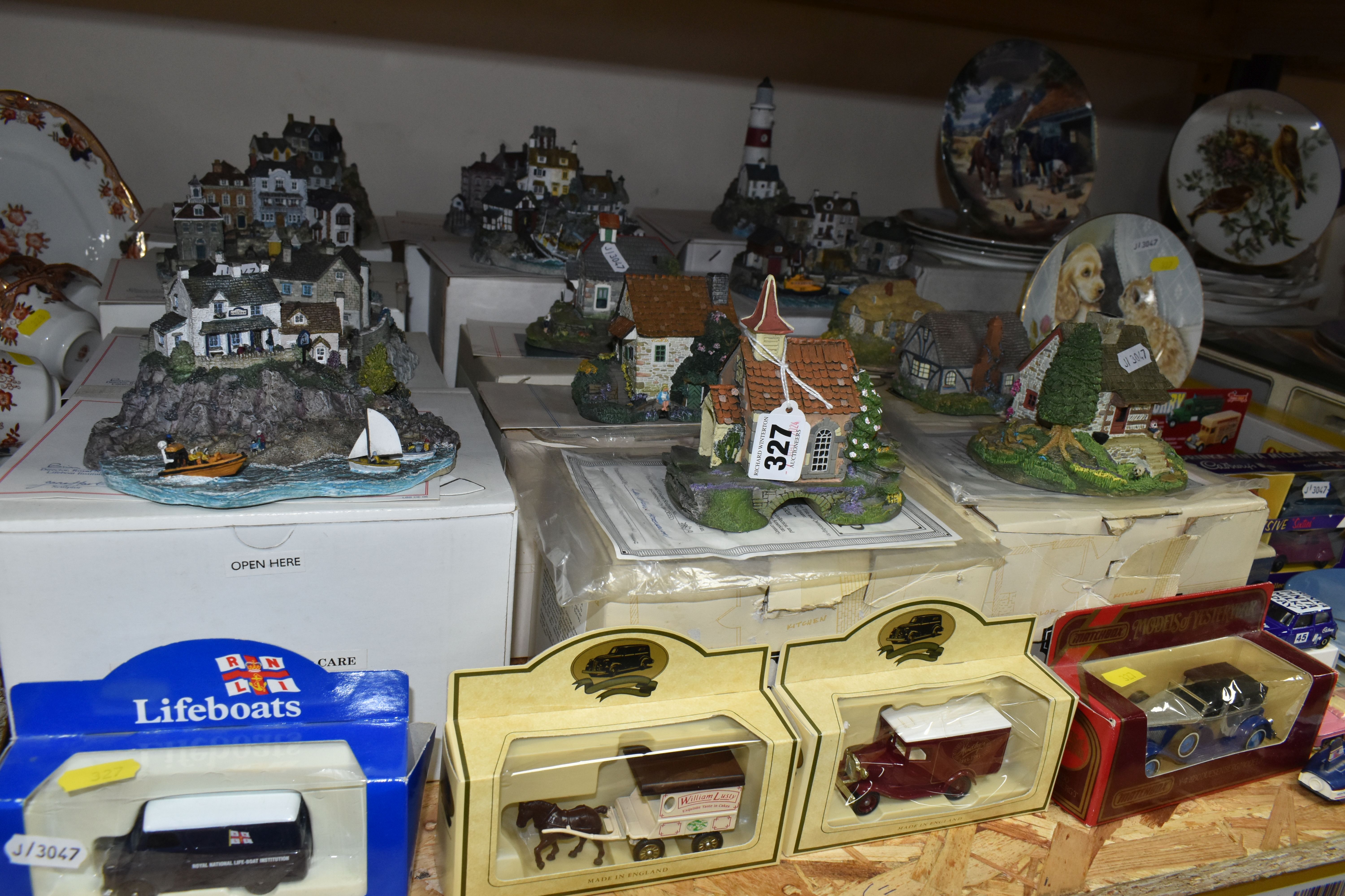 A GROUP OF BOXED COTTAGE SCULPTURES, COLLECTORS PLATES AND DIECAST VEHICLES, to include fourteen - Image 6 of 6
