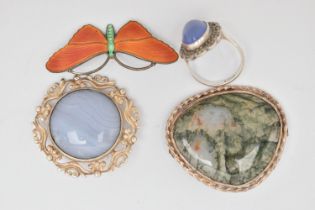 FOUR PIECES OF JEWELLERY, to include a silver blue lace agate brooch, open work scroll surround,