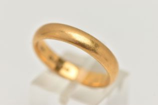 A 22CT GOLD BAND RING, polished band, approximate band width 4.4mm, hallmarked 22ct Birmingham, ring
