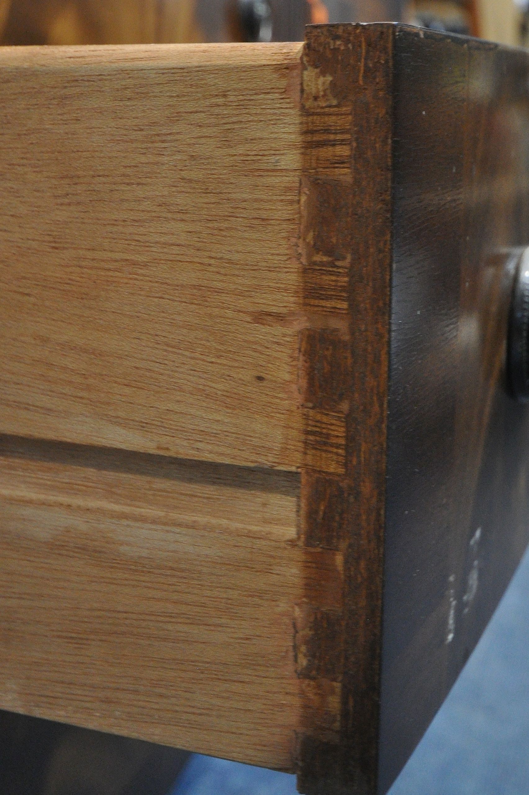 A REPRODUCTION MAHOGANY SERPENTINE SIDEBOARD, fitted with two cupboard doors, flanking three - Image 4 of 4