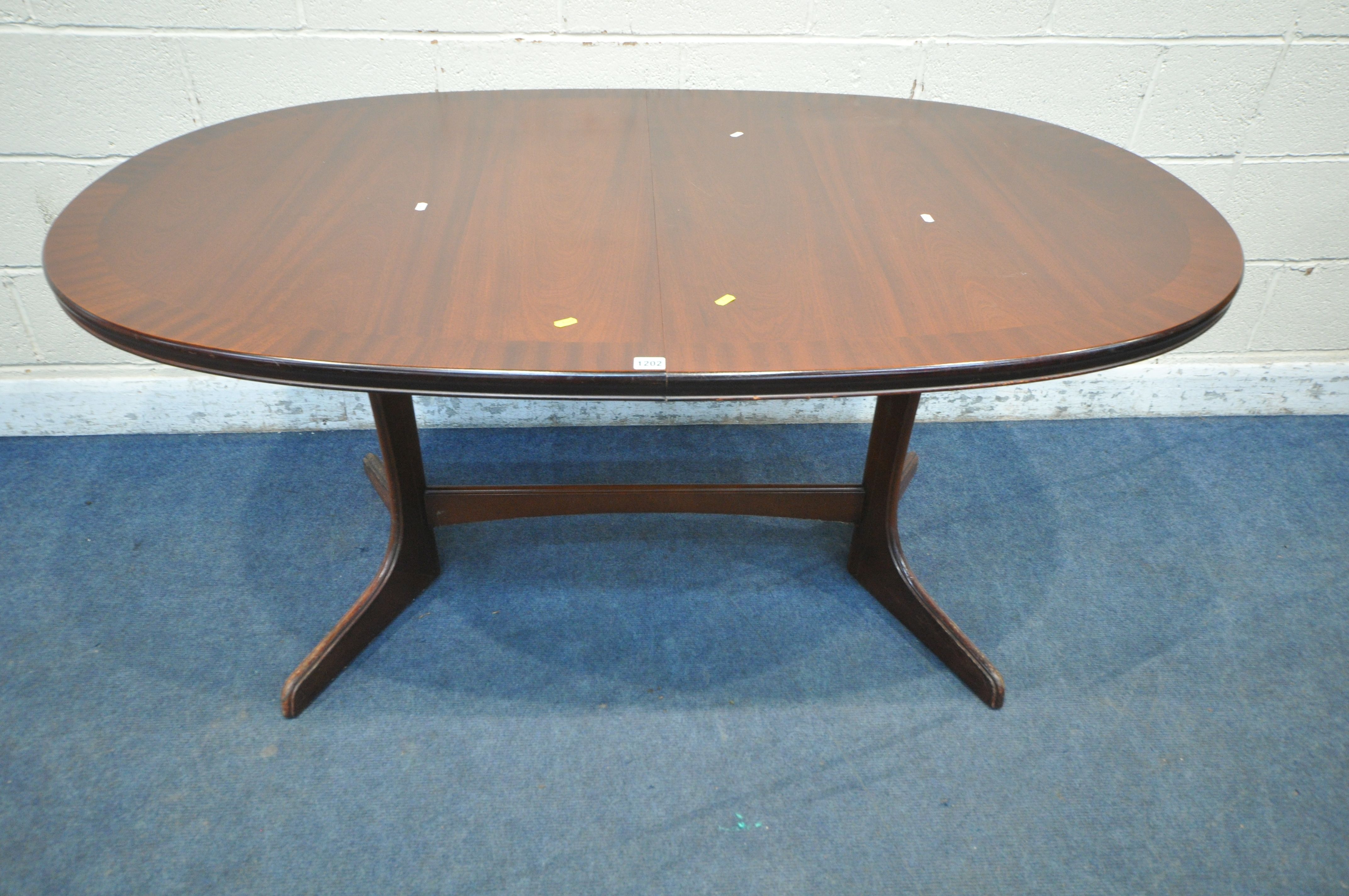 WILLIAM LAWRENCE, A LATE 20TH CENTURY MAHOGANY OVAL EXTENDING DINING TABLE, with a single fold out - Image 6 of 6