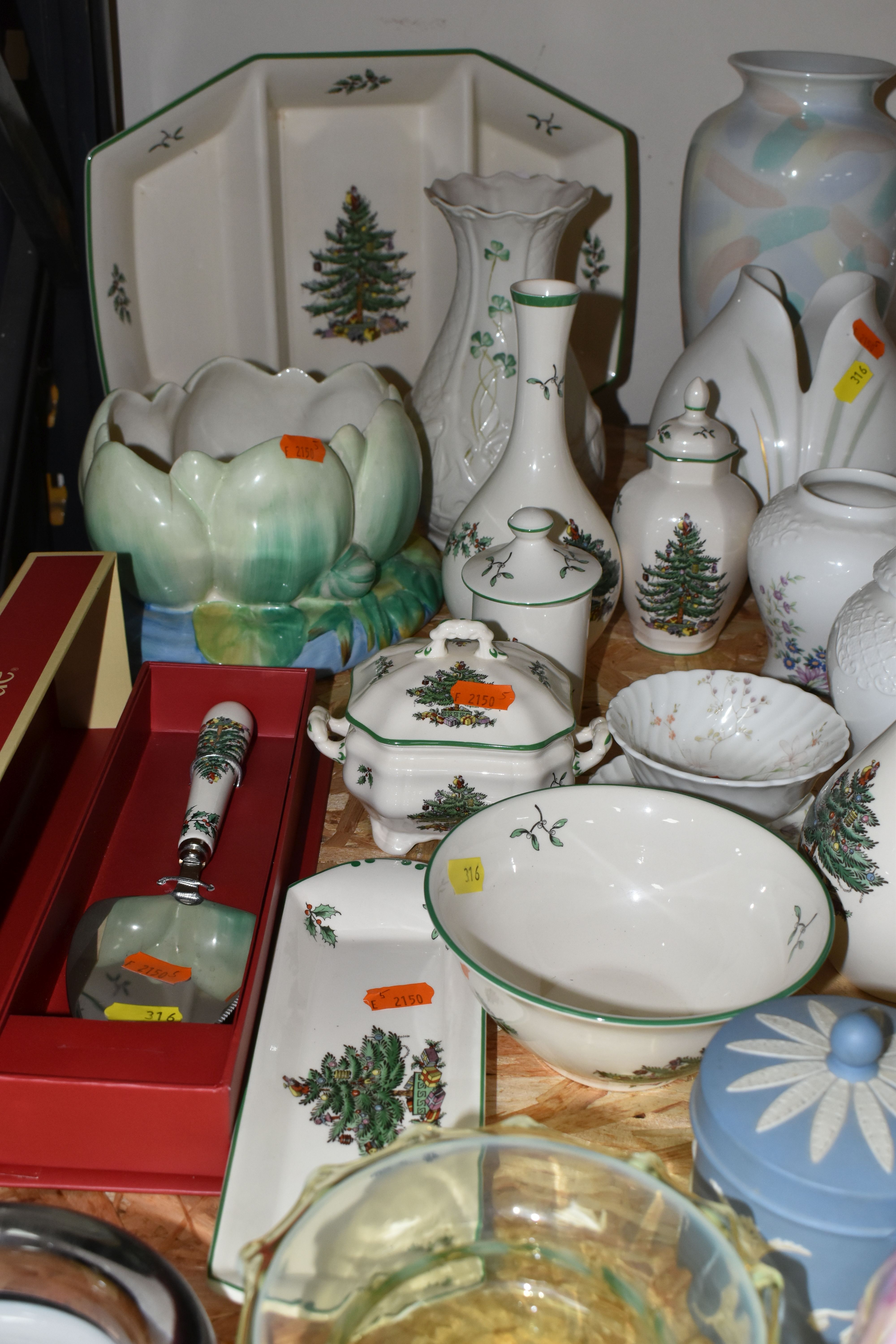 A GROUP OF NAMED CERAMICS, comprising nine pieces of Spode 'Christmas Tree' pattern tableware, a - Image 2 of 10