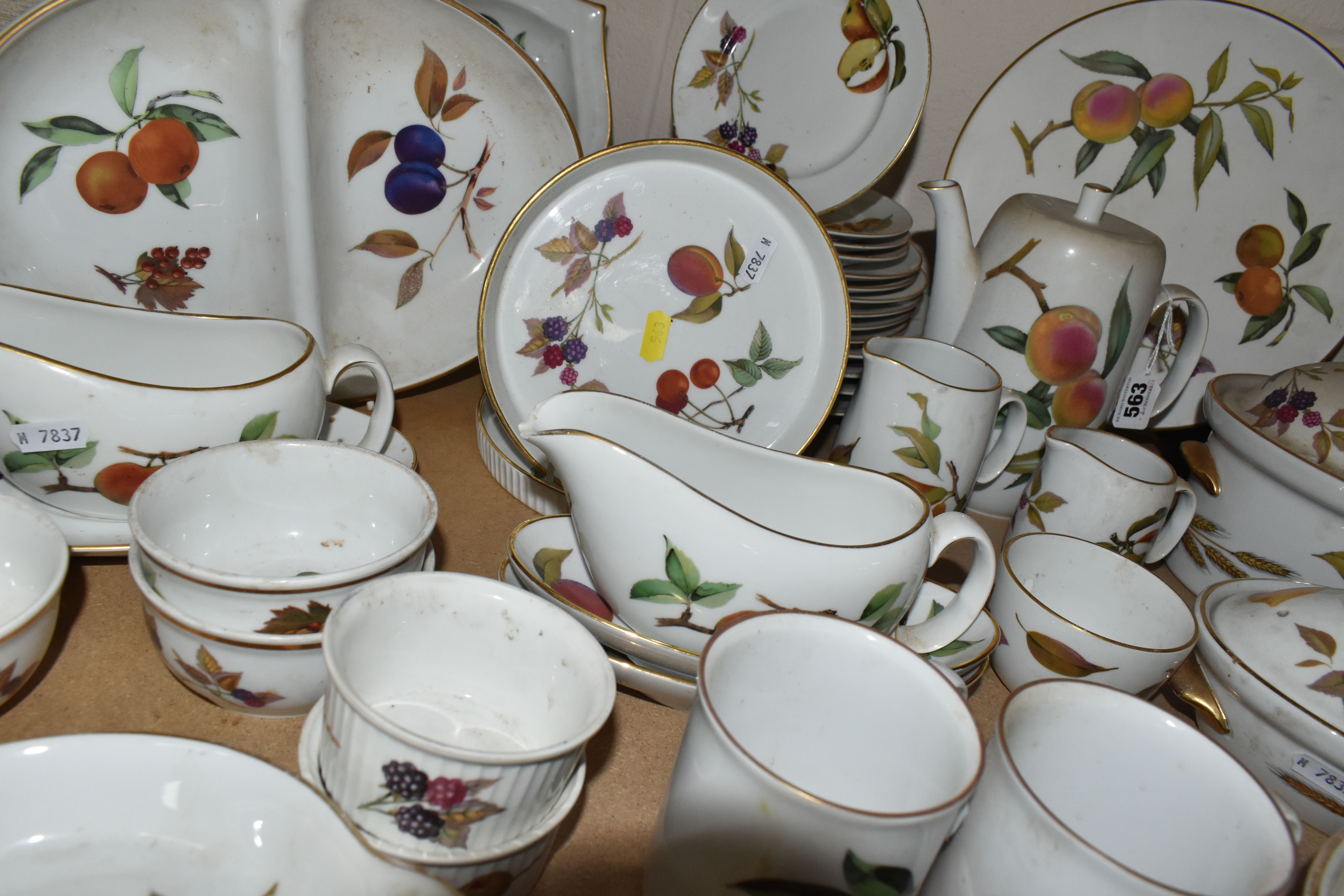 A LARGE QUANTITY OF ROYAL WORCESTER EVESHAM DINING WARE, including serving dishes, plates, - Image 5 of 7