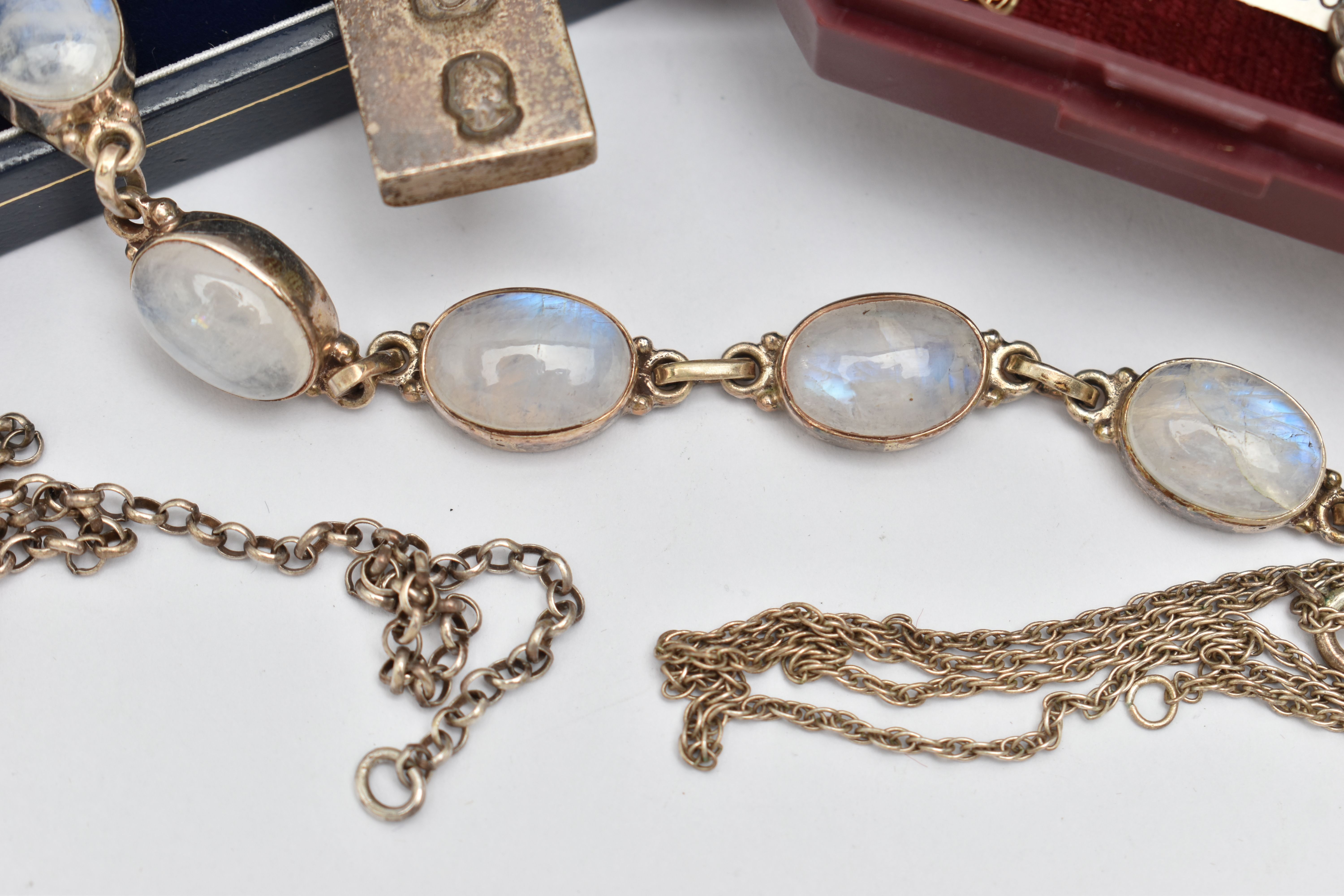 A SELECTION OF JEWELLERY, to include a yellow metal coffee bean pendant, fitted with an oval bail, - Image 5 of 5