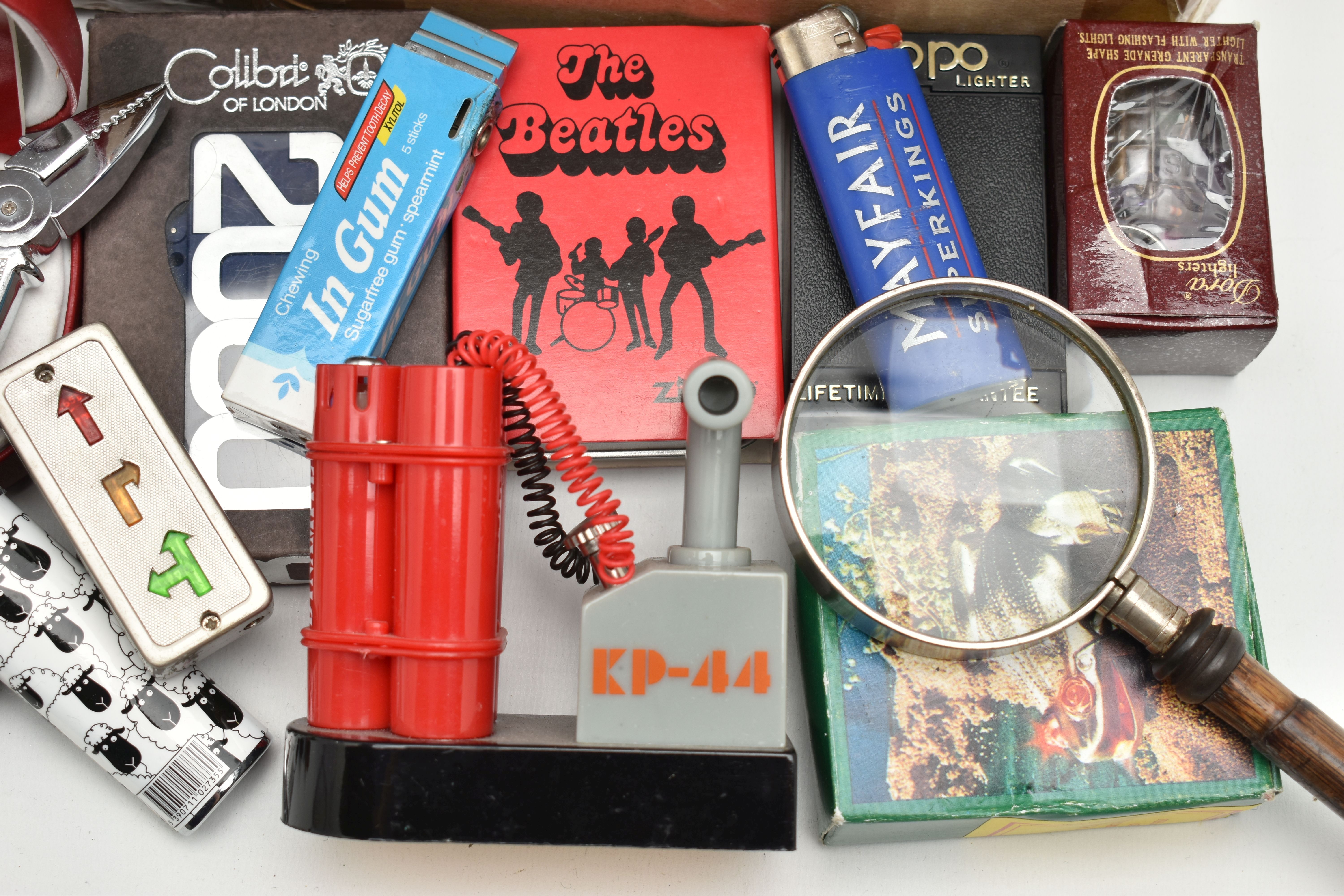 A BOX OF ASSORTED ITEMS, to include various novelty lighters, in forms such as a phone, chocolate, - Image 5 of 5