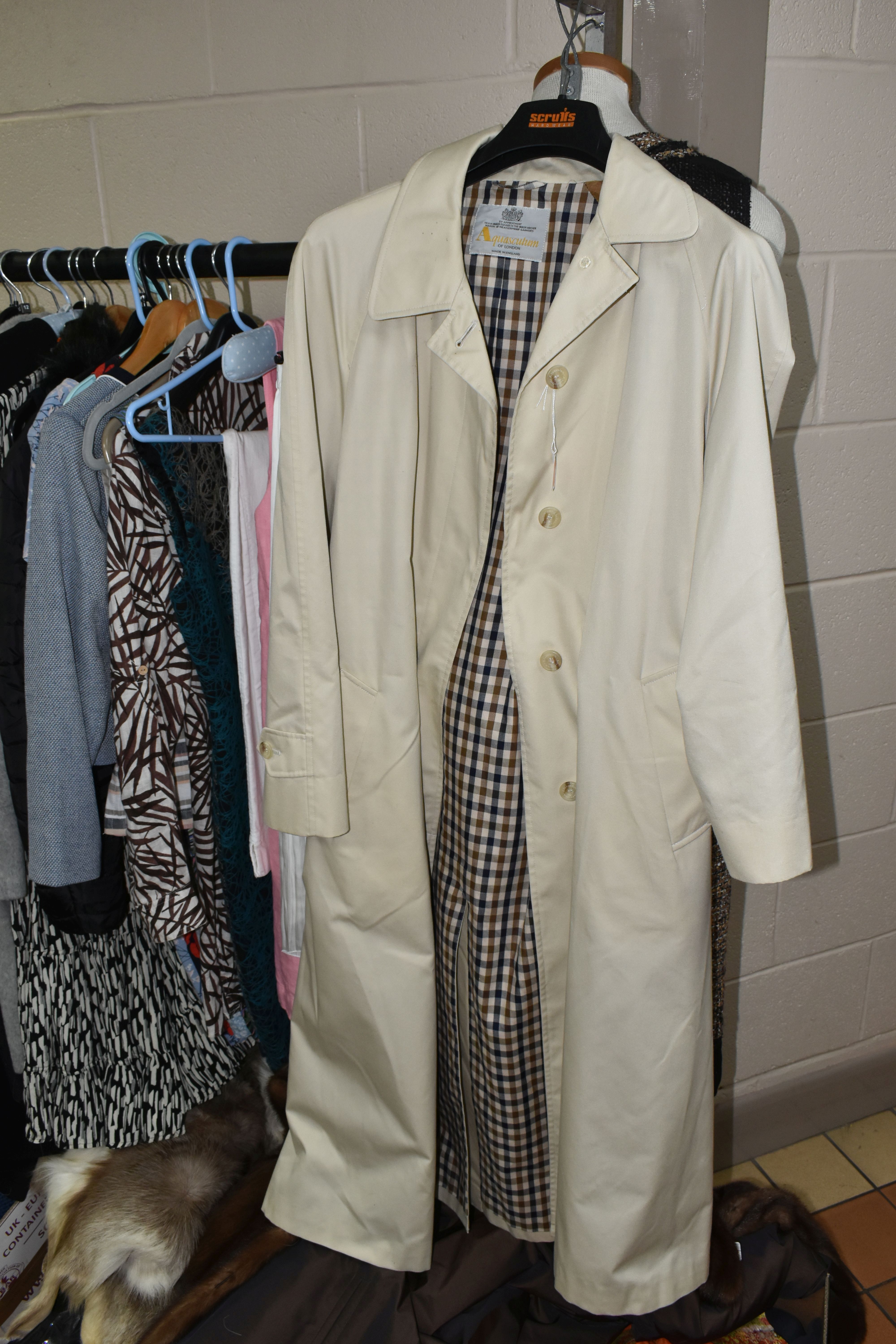 A LARGE QUANTITY OF LADIES' DESIGNER CLOTHING AND SIMILAR, to include dresses, fur coats, jackets, - Image 30 of 33