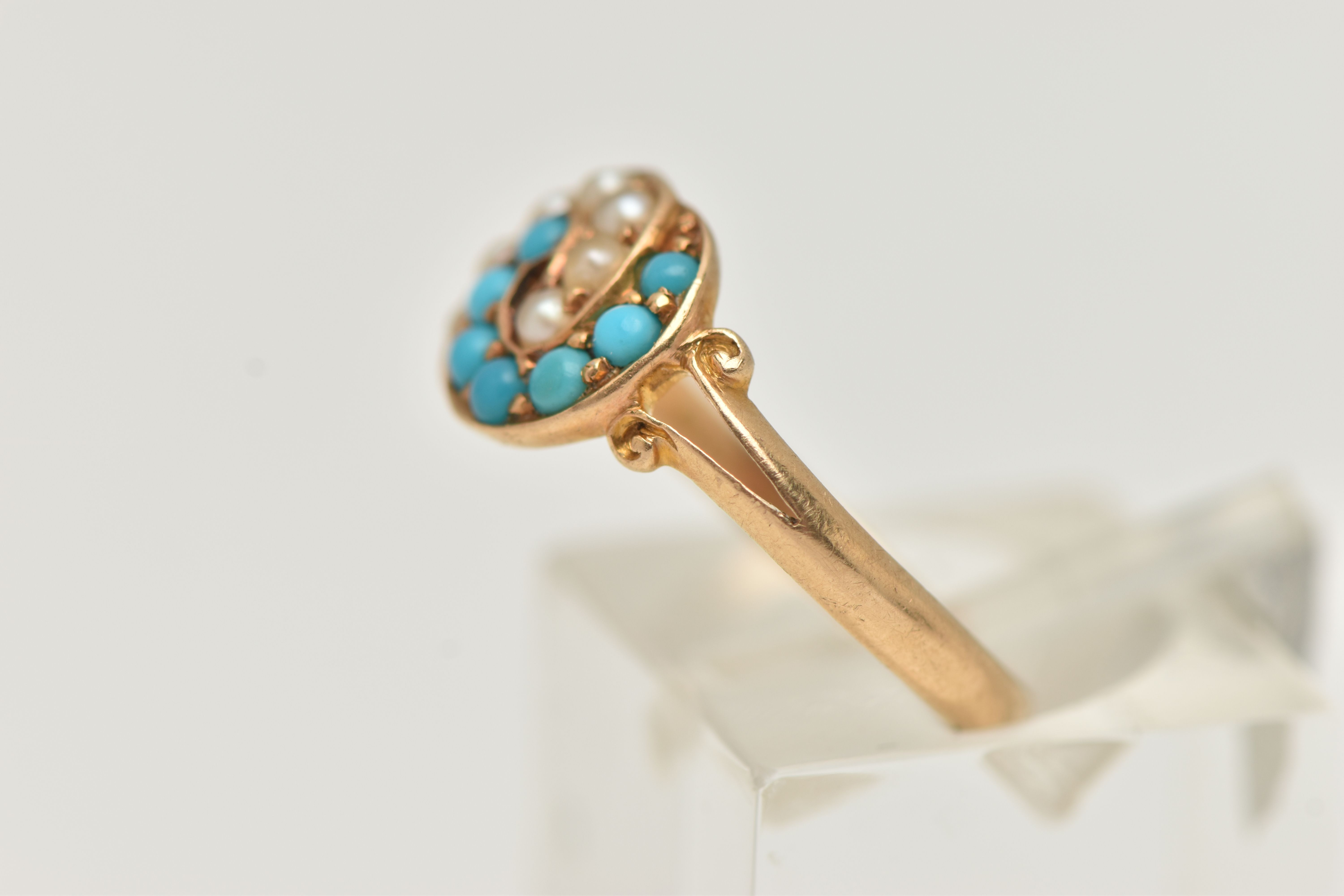 AN 18CT GOLD, EARLY 20TH CENTURY SPLIT PEARL AND TURQUOISE RING, interlocking ring head set with a - Image 2 of 4