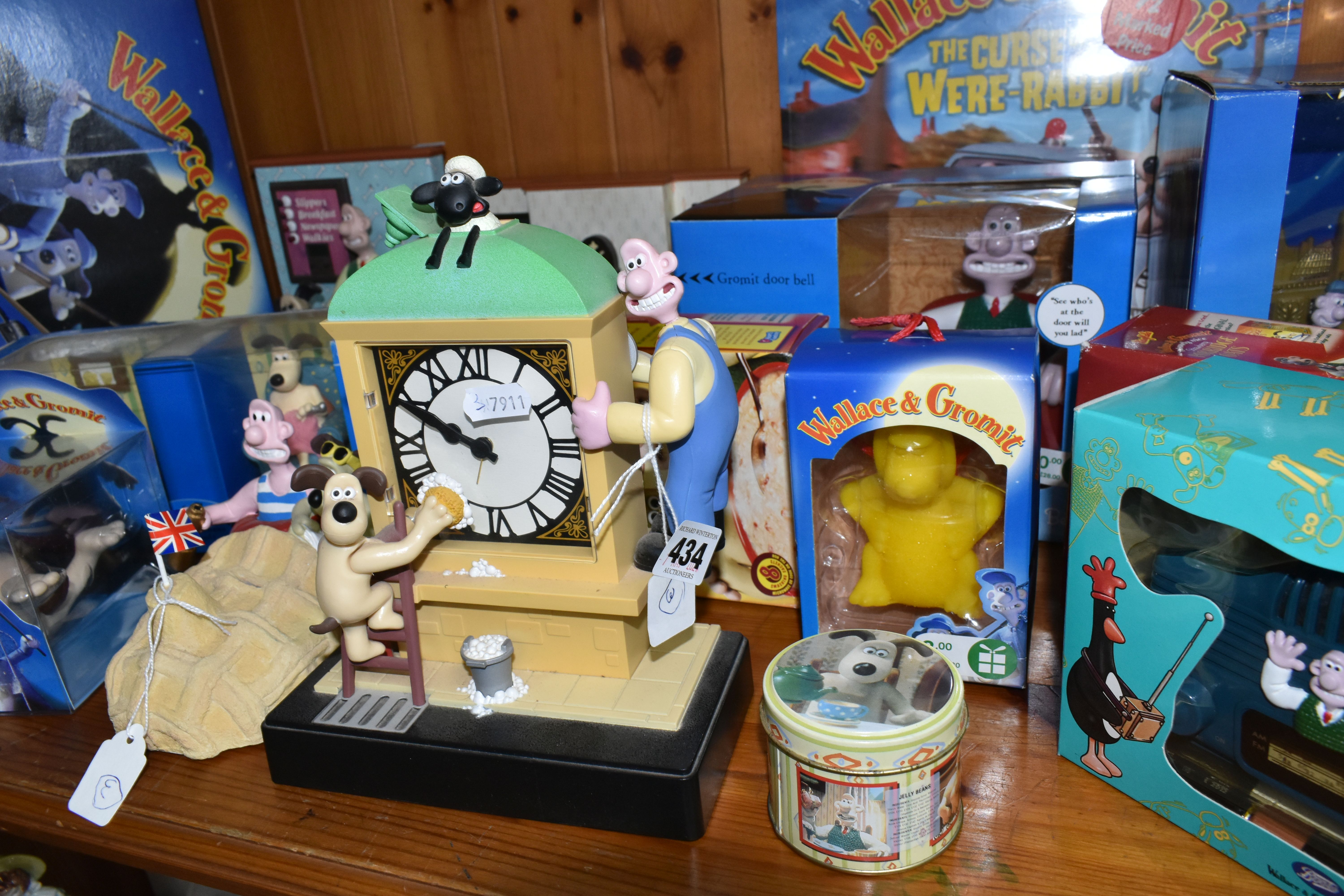A LARGE COLLECTION OF BOXED 'WALLACE & GROMIT' NOVELTY ITEMS, to include a Wesco clock, Boots radio, - Image 3 of 6