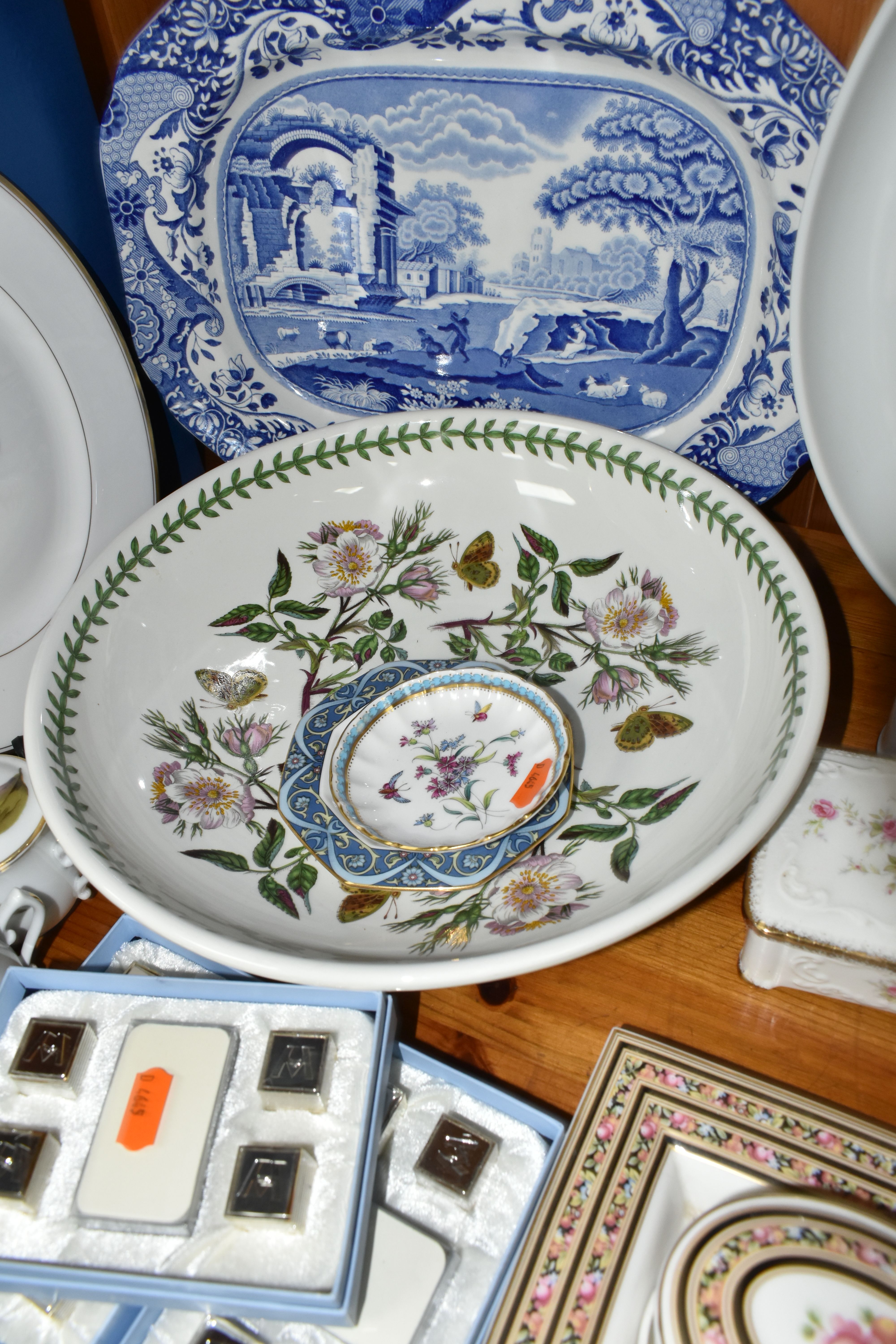 A GROUP OF NAMED CERAMICS, comprising a Hammersley strawberry set, a Spode 'Fleur De Lys Gold' - Image 4 of 11