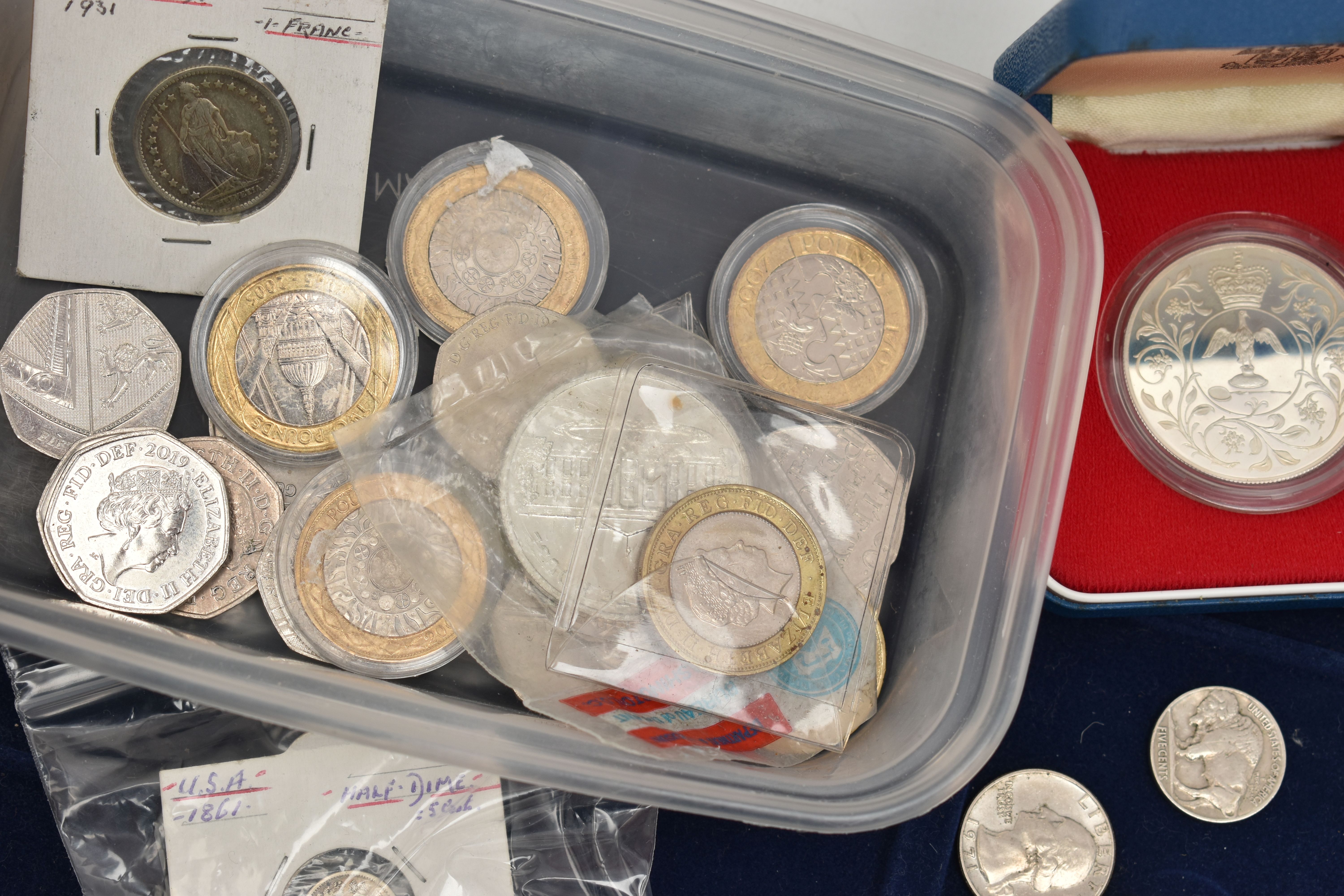 A LARGE CARDBOARD BOX CONTAINING COINS AND COMMEMORATIVES, to include over 1.6 Kilo of mixed - Image 5 of 9