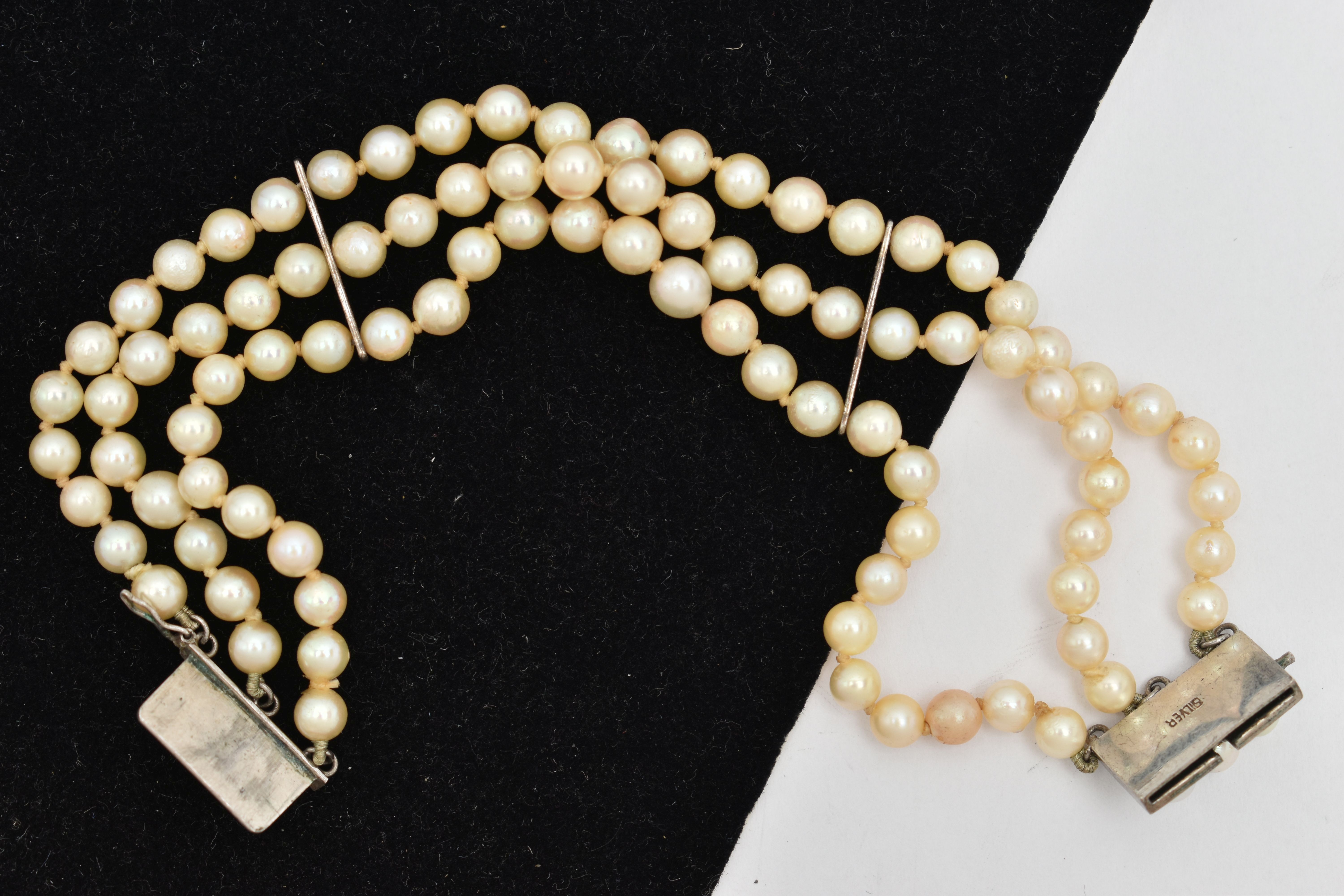 A CULTURED PEARL BRACELET, three rows of cultured cream pearls with a pink hue, each measuring - Image 2 of 3