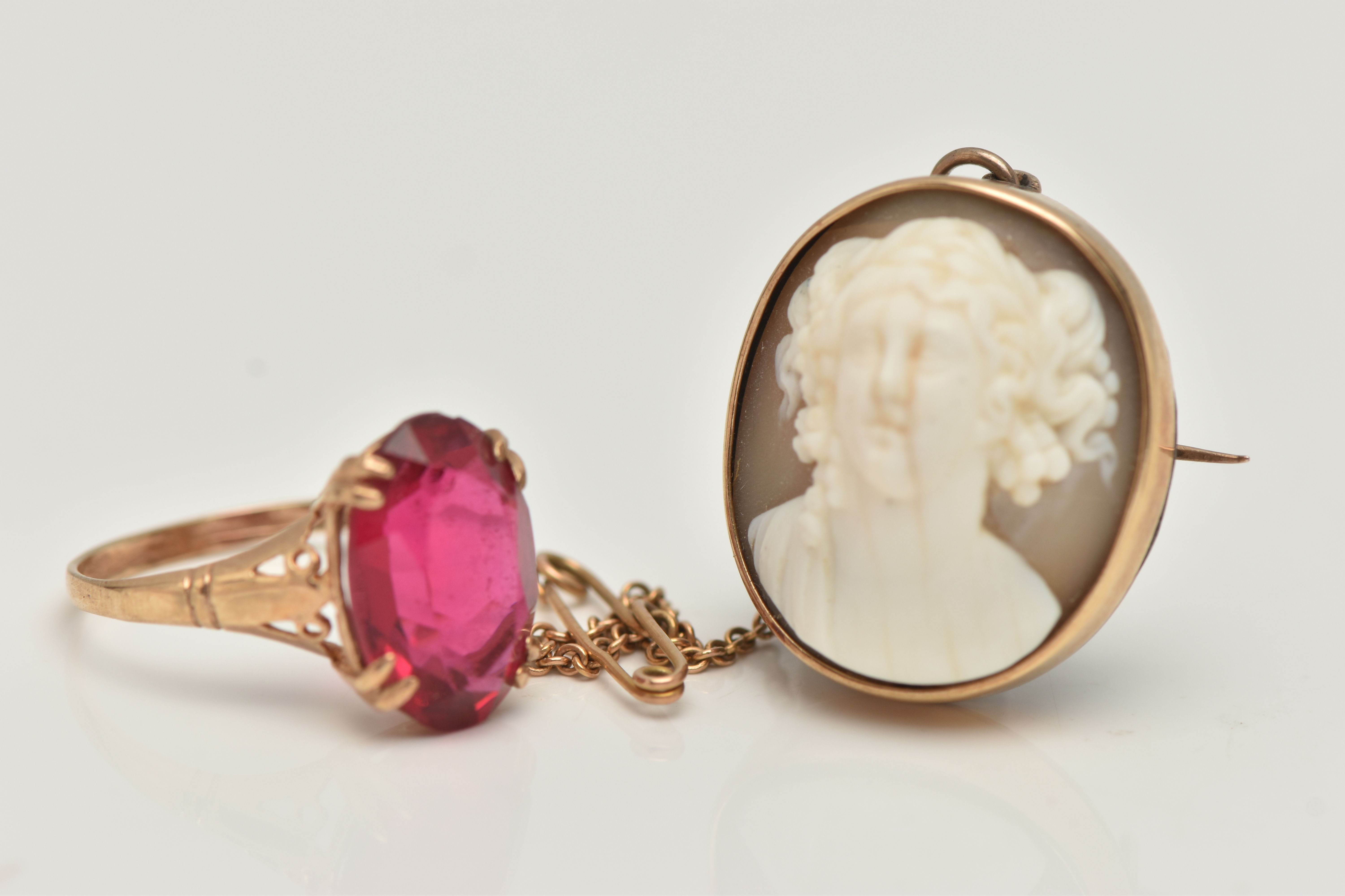 A YELLOW METAL GEM SET RING AND A HIGH RELIEF CAMEO BROOCH, the yellow metal ring, set with an - Image 2 of 4