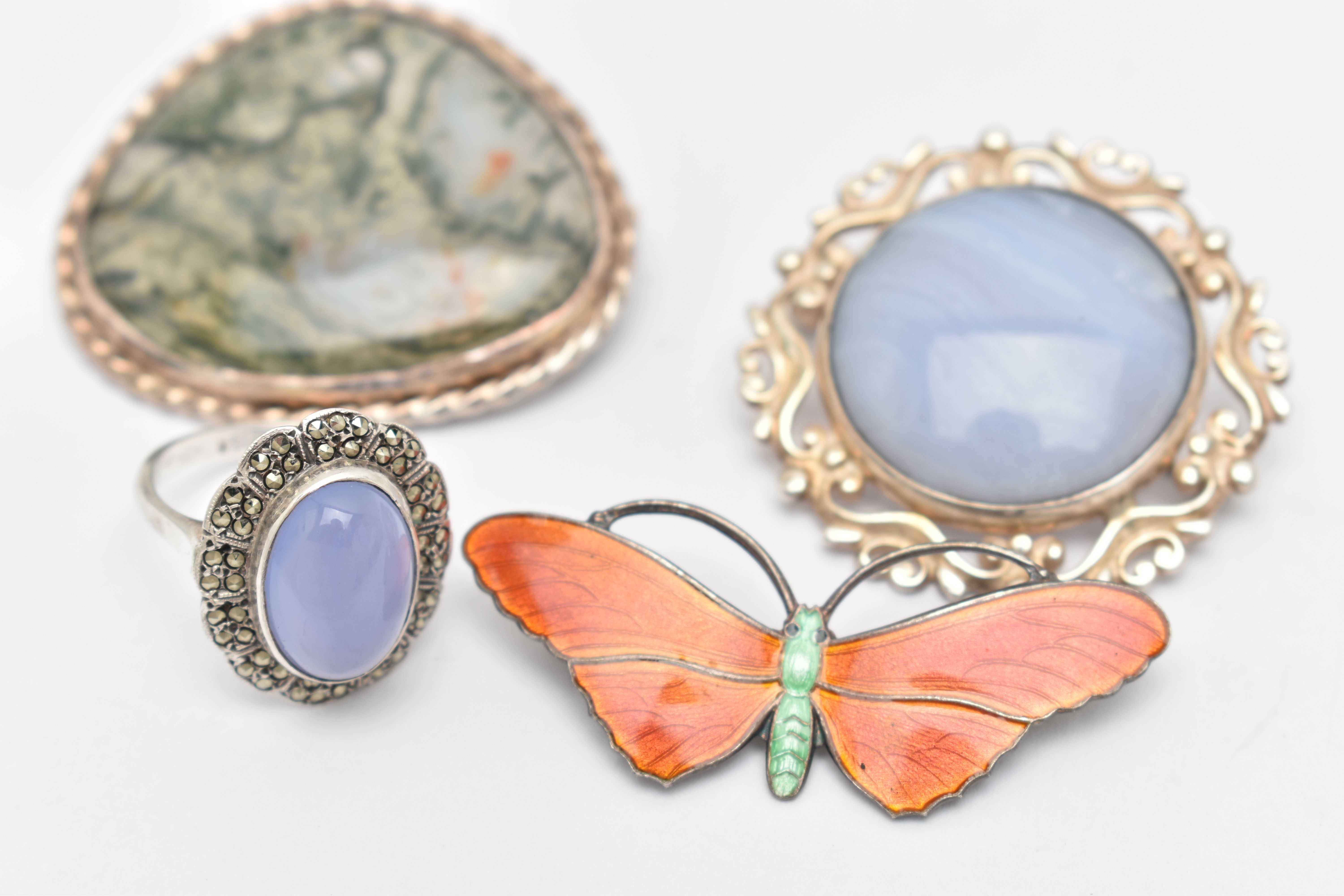 FOUR PIECES OF JEWELLERY, to include a silver blue lace agate brooch, open work scroll surround, - Image 2 of 3