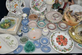 ASSORTED DECORATIVE CERAMICS AND PLATES INCLUDING ROYAL DOULTON SERIES WARE, WEDGWOOD JASPER WARE,