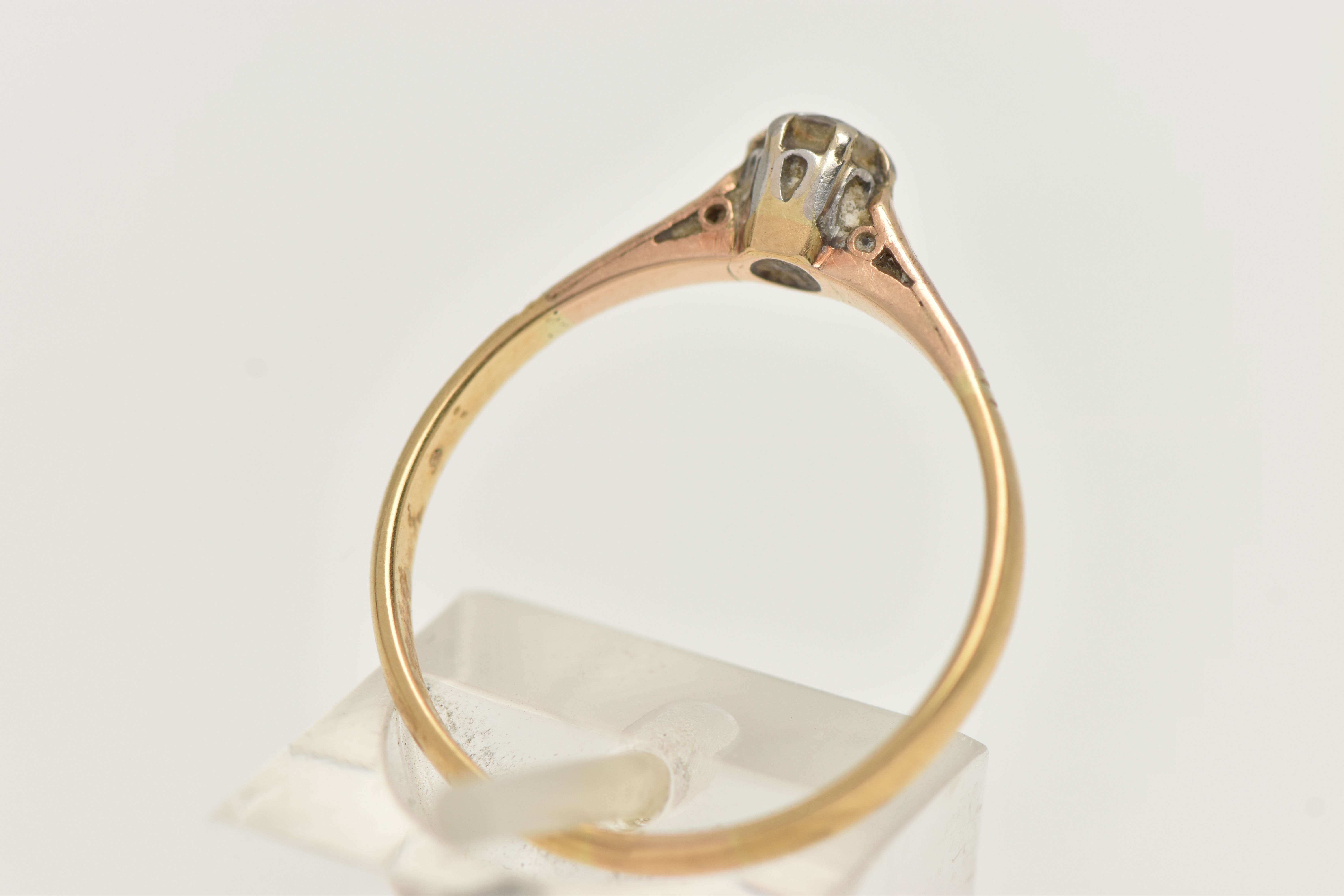 A YELLOW METAL DIAMOND SINGLE STONE RING, set with a round brilliant cut diamond, claw set, - Image 3 of 4