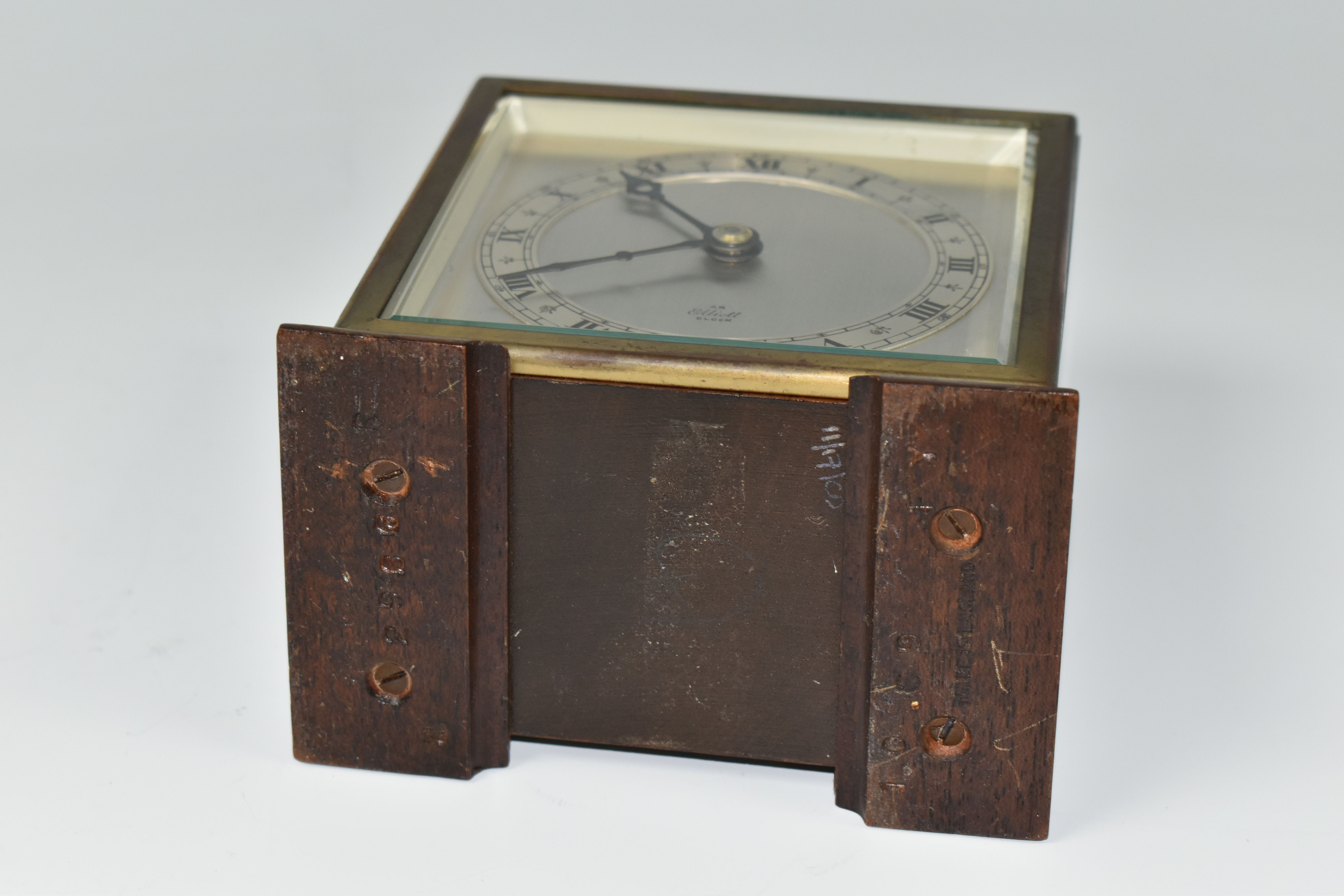 A SMALL ELLIOTT MANTEL CLOCK, the case square in form, raised on two tapering feet, the dial - Image 5 of 6